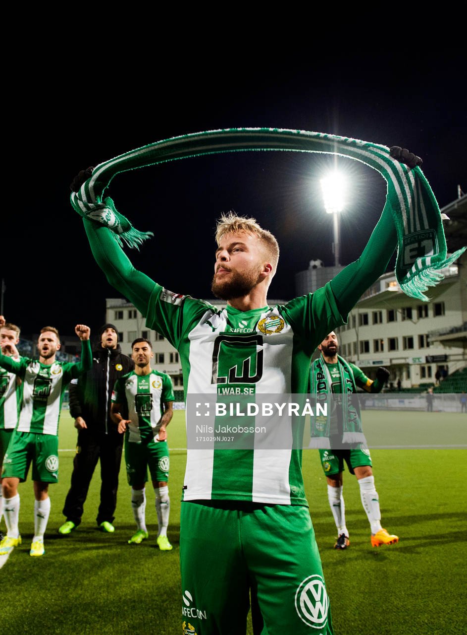 Hammarbys Sander Svendsen jublar med en halsduk efter fotbollsmatchen i Allsvenskan mellan GIF Sundsvall och Hammarby den 29 oktober 2017 i Sundsvall.