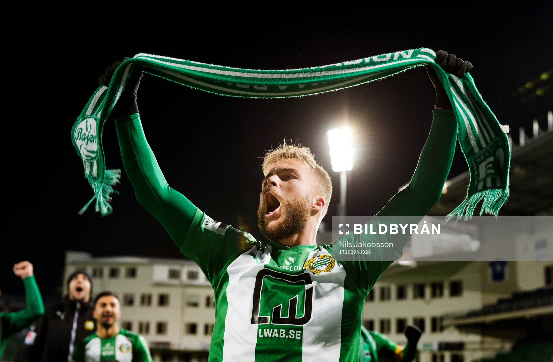 Hammarbys Sander Svendsen jublar med en halsduk efter fotbollsmatchen i Allsvenskan mellan GIF Sundsvall och Hammarby den 29 oktober 2017 i Sundsvall.