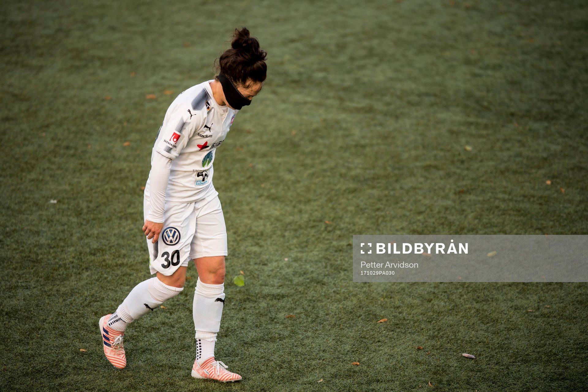 Rosengårds Ella Masar McLeod lämnar planen skadad
