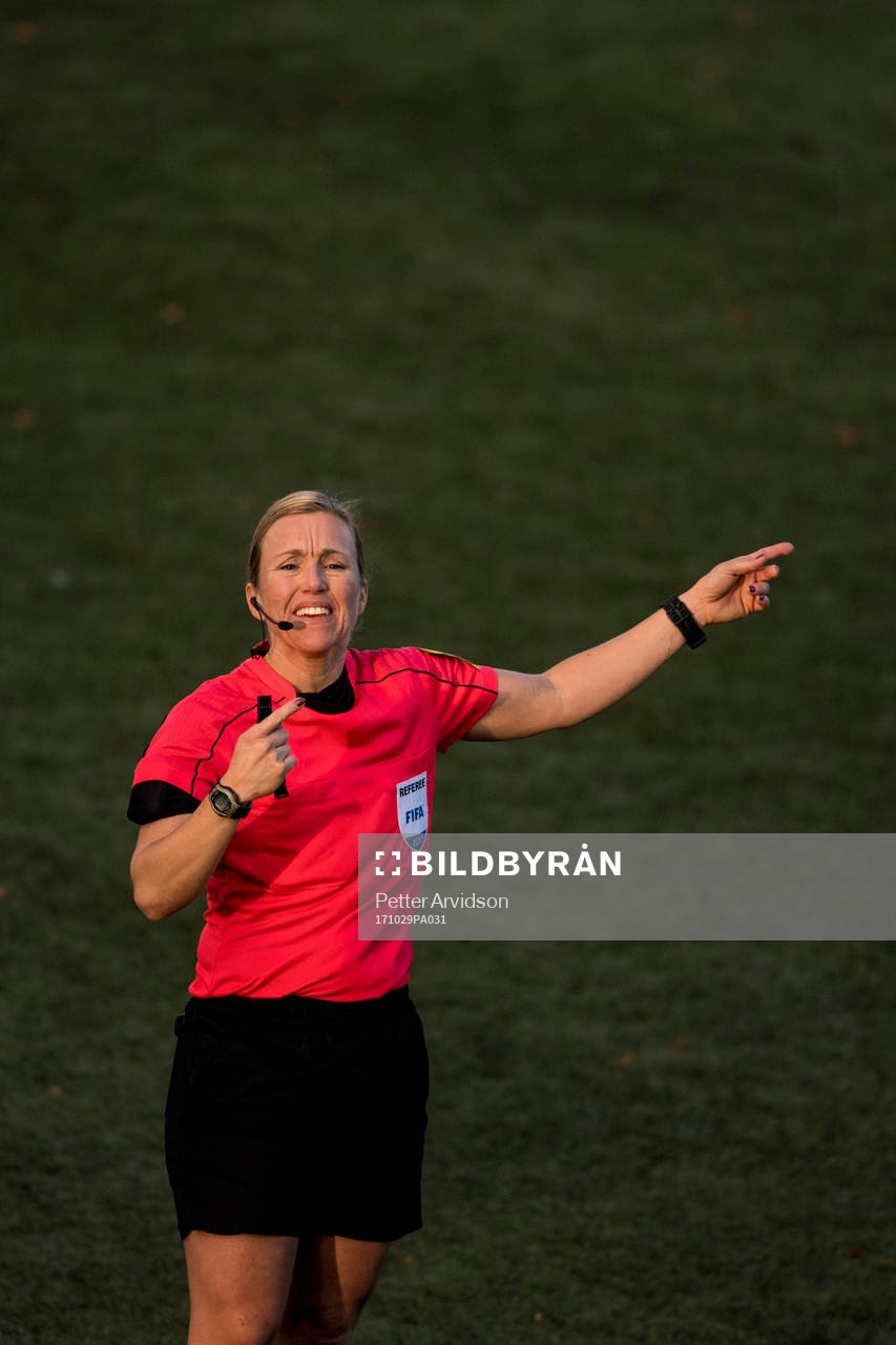 Domare Sara Persson under fotbollsmatchen i Damallsvenskan mellan Rosengård och Piteå den 29 oktober 2017 i Malmö.