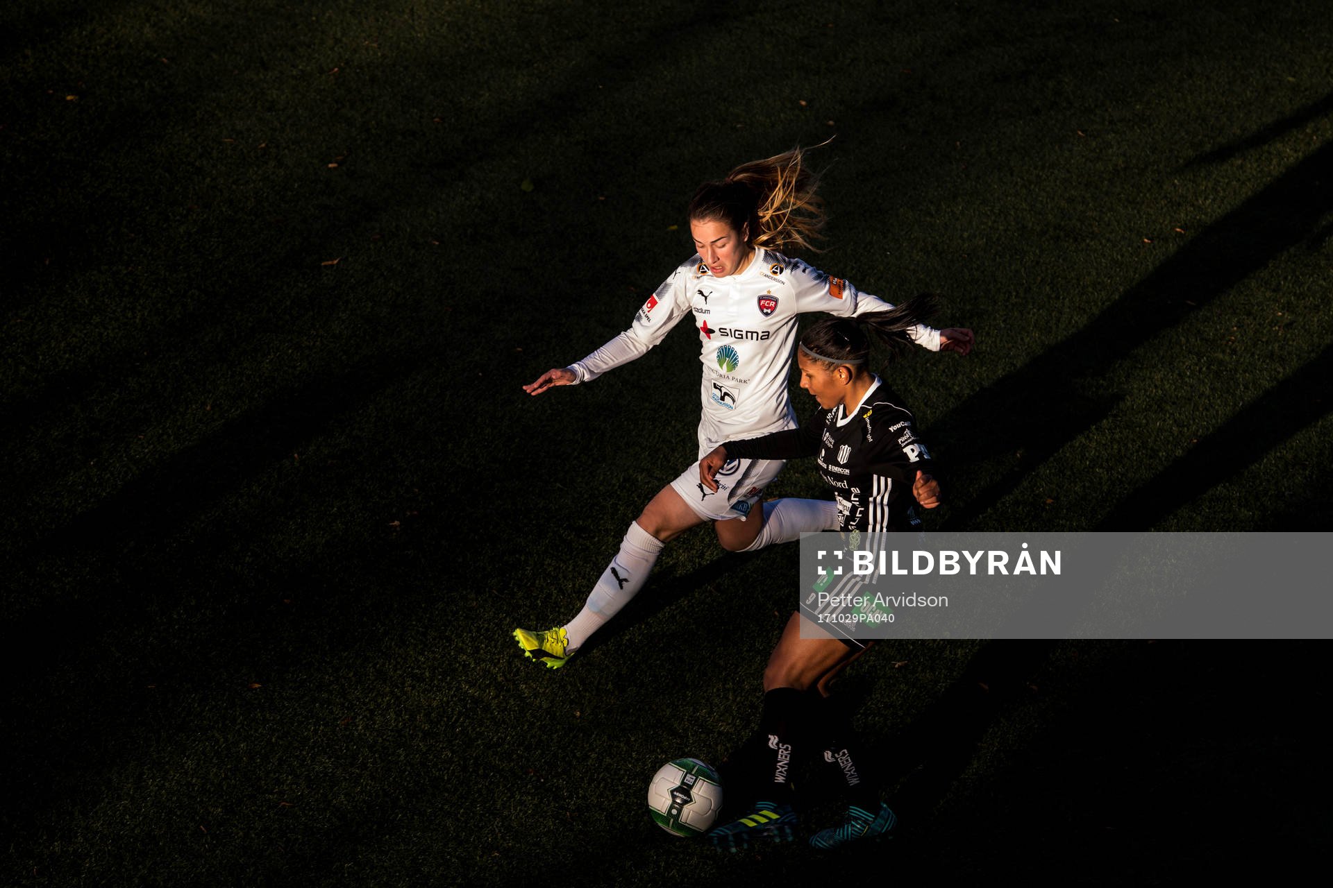 Piteås Madelen Janogy mot Rosengårds Edina Filekovic under fotbollsmatchen i Damallsvenskan mellan Rosengård och Piteå den 29 oktober 2017 i Malmö.