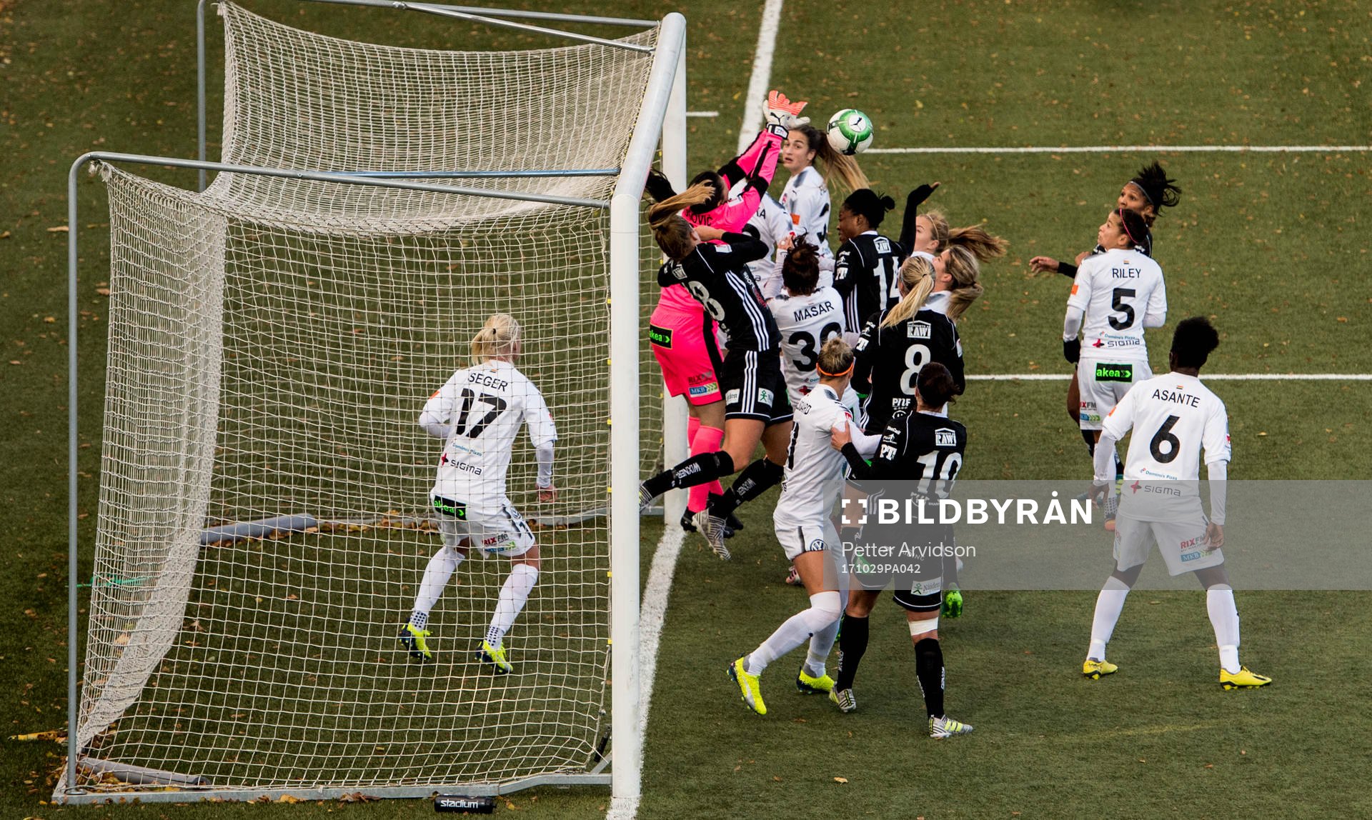 Trångt framför Rosengårds målvakt Zecira Musovic under fotbollsmatchen i Damallsvenskan mellan Rosengård och Piteå den 29 oktober 2017 i Malmö.