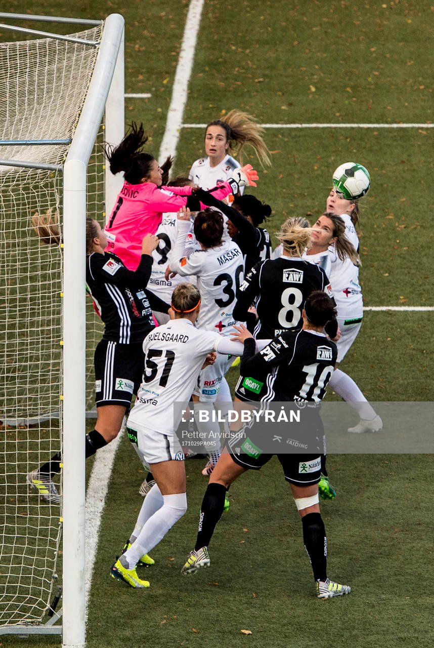 Trångt framför Rosengårds målvakt Zecira Musovic under fotbollsmatchen i Damallsvenskan mellan Rosengård och Piteå den 29 oktober 2017 i Malmö.