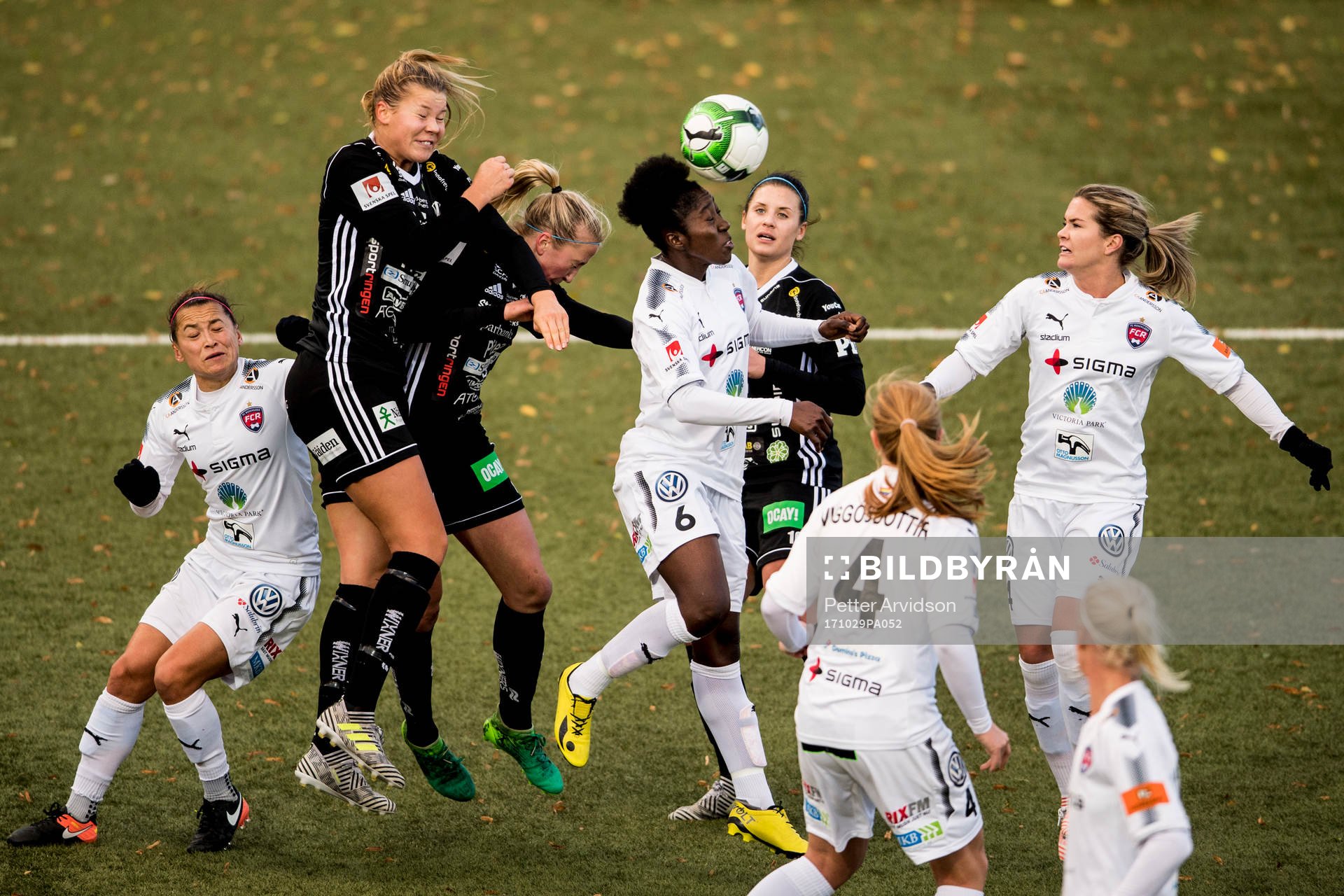 Rosengårds Anita Asante (m) nickar undan bollen framför