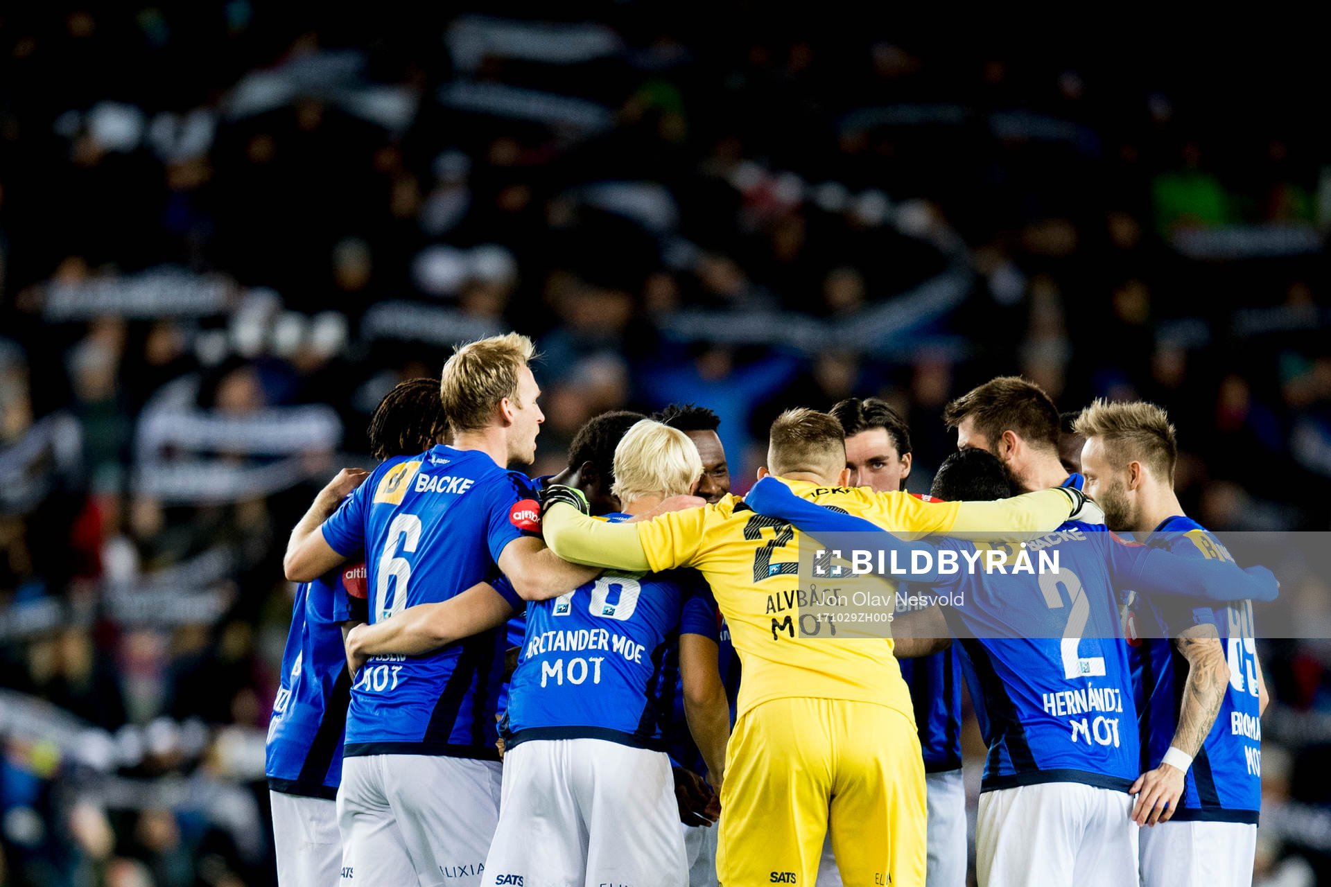 Stabæk players gather in a ring