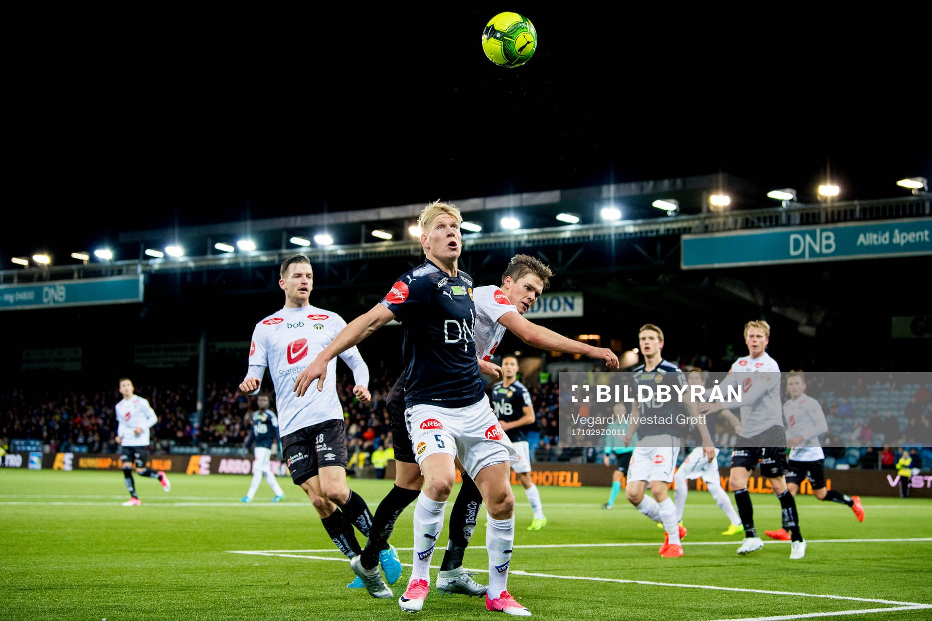 Jakob Glesnes of Strømsgodset and Bjørn Inge Utvik of