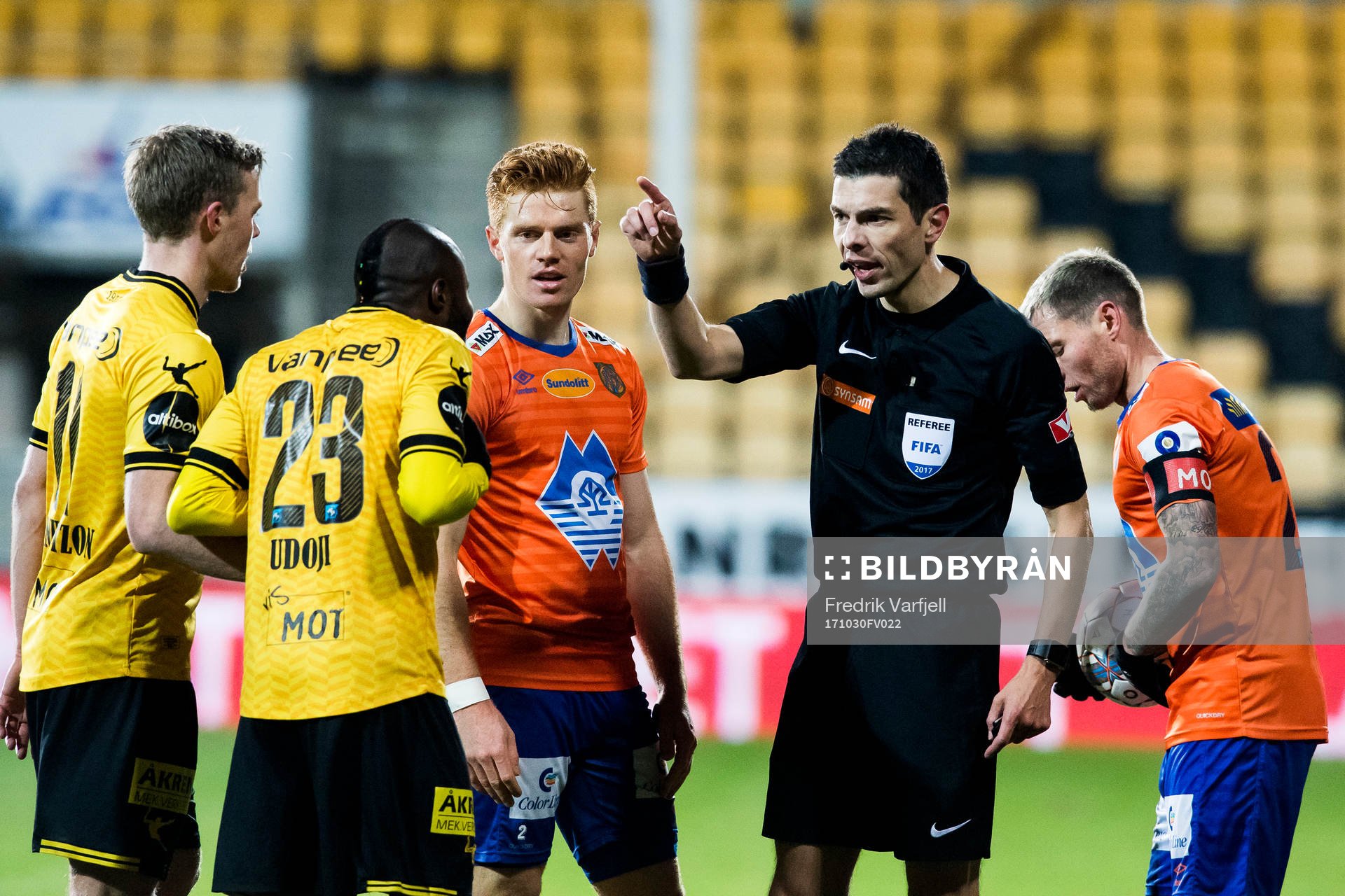 Erling Knudtzon and Shaloze Udodji Chikozie of Lillestrøm, Mikkel Kirkeskov Andersen of Aalesund, Tore Hansen, referee, and Bjørn Helge Semundseth Riise of Aalesund during the Eliteserien match between Lillestrøm and Aalesund on October 30, 2017 in Lillestrøm.