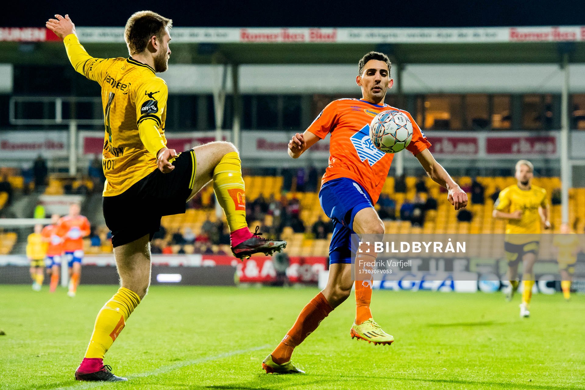 Marius Amundsen of Lillestrøm and Mostafa Abdellaoue of