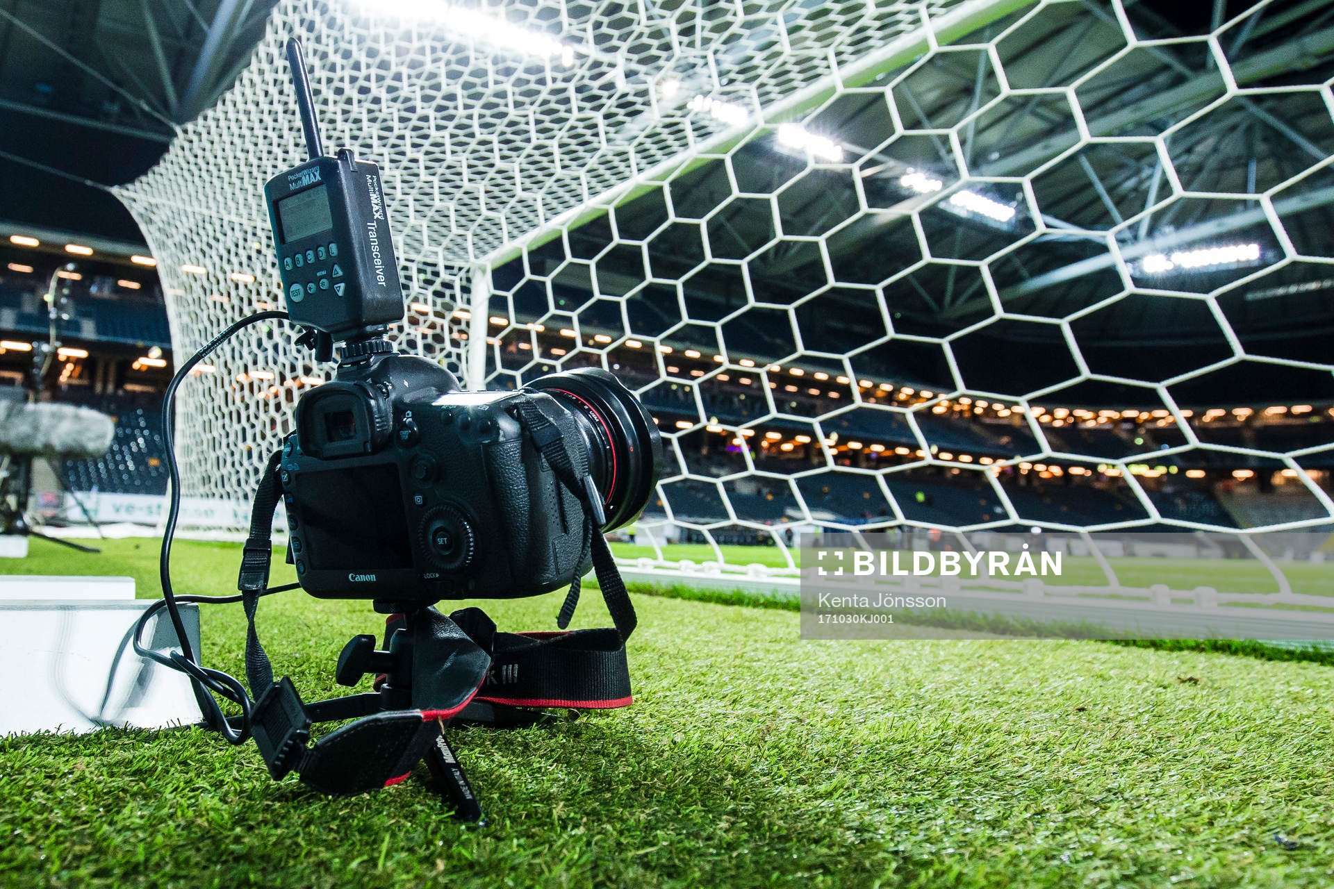 En kamera bakom ett mål innan fotbollsmatchen i