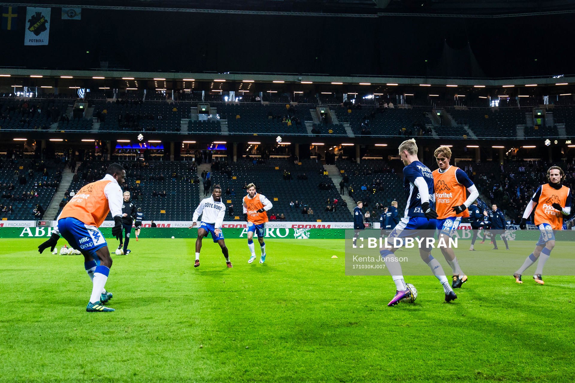 IFK Göteborgs spelare värmer upp innan fotbollsmatchen i