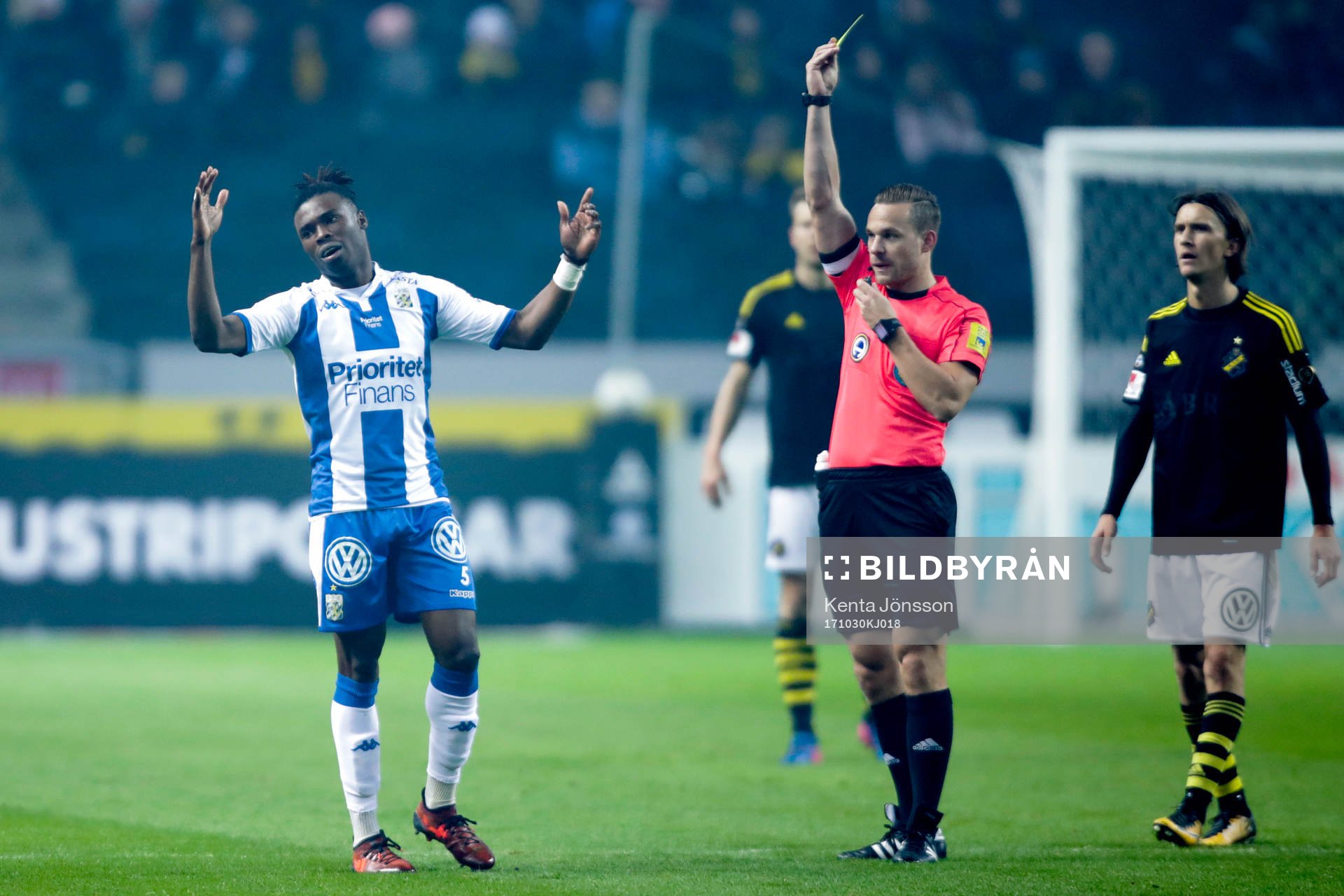 IFK Göteborgs Sam Adekugbe får ett gult kort av domare