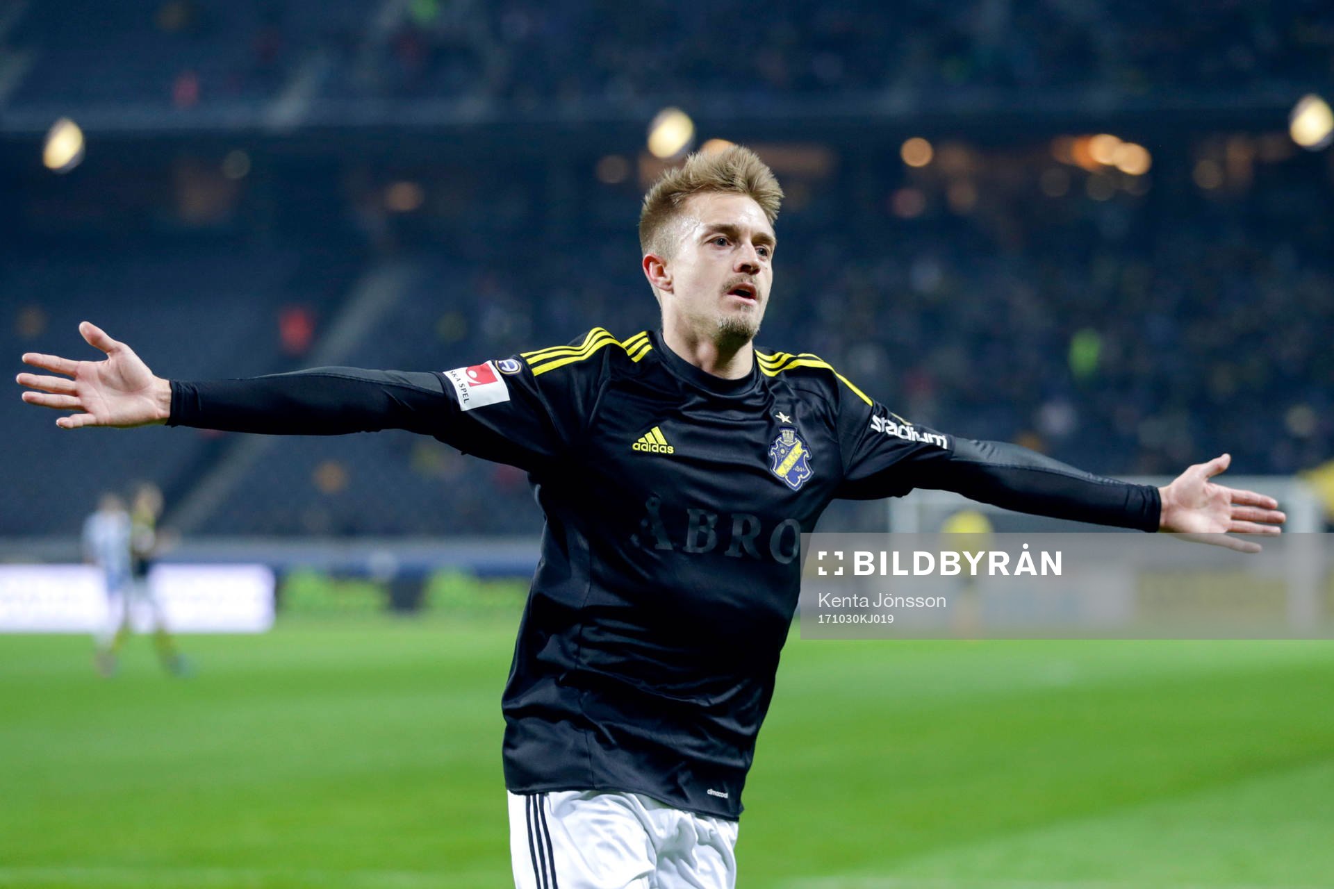s Rasmus Lindkvist jublar