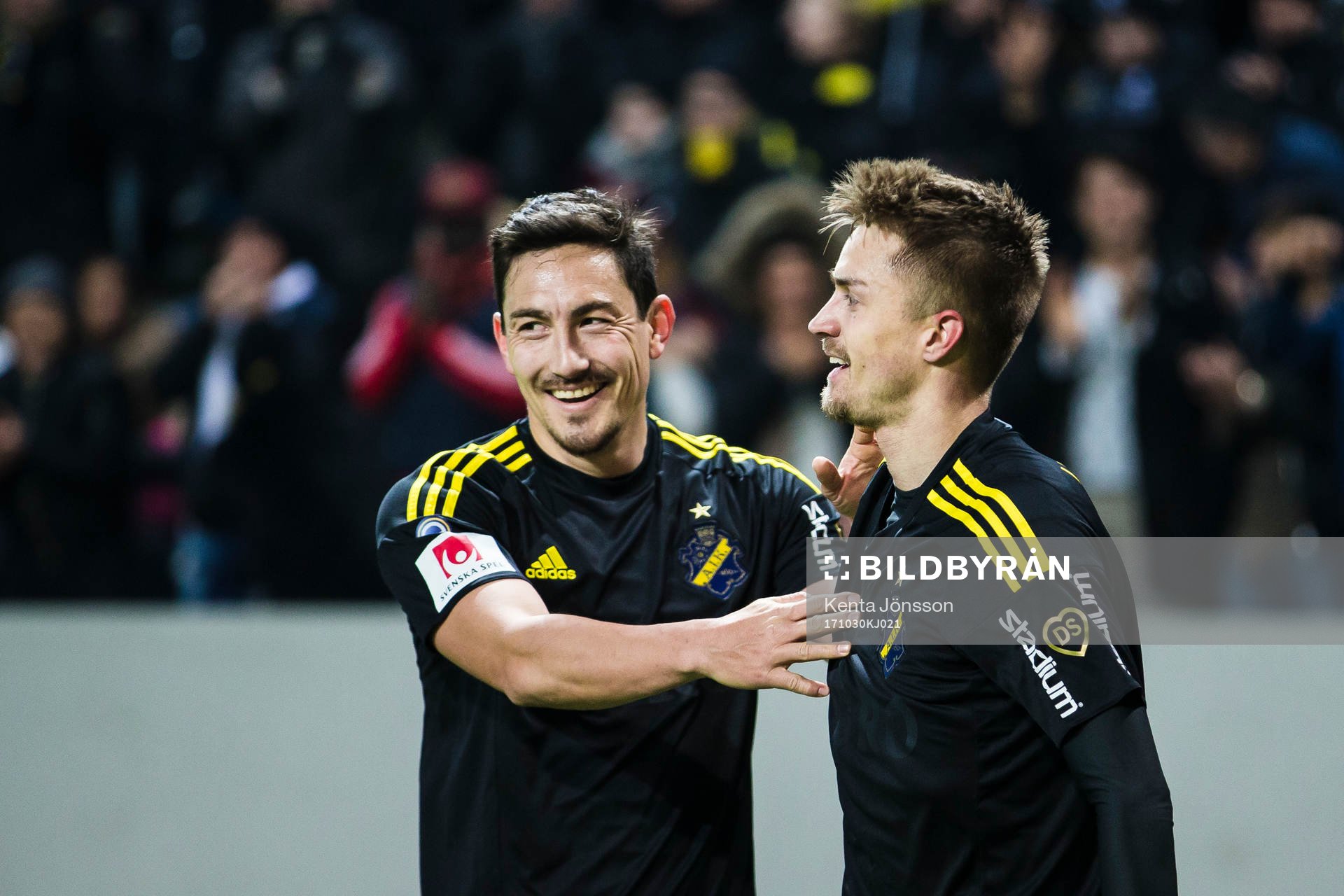 AIK:s Stefan Ishizaki jublar med Rasmus Lindkvist efter 2-0 under fotbollsmatchen i Allsvenskan mellan AIK och IFK Göteborg den 30 Oktober 2017 i Stockholm.