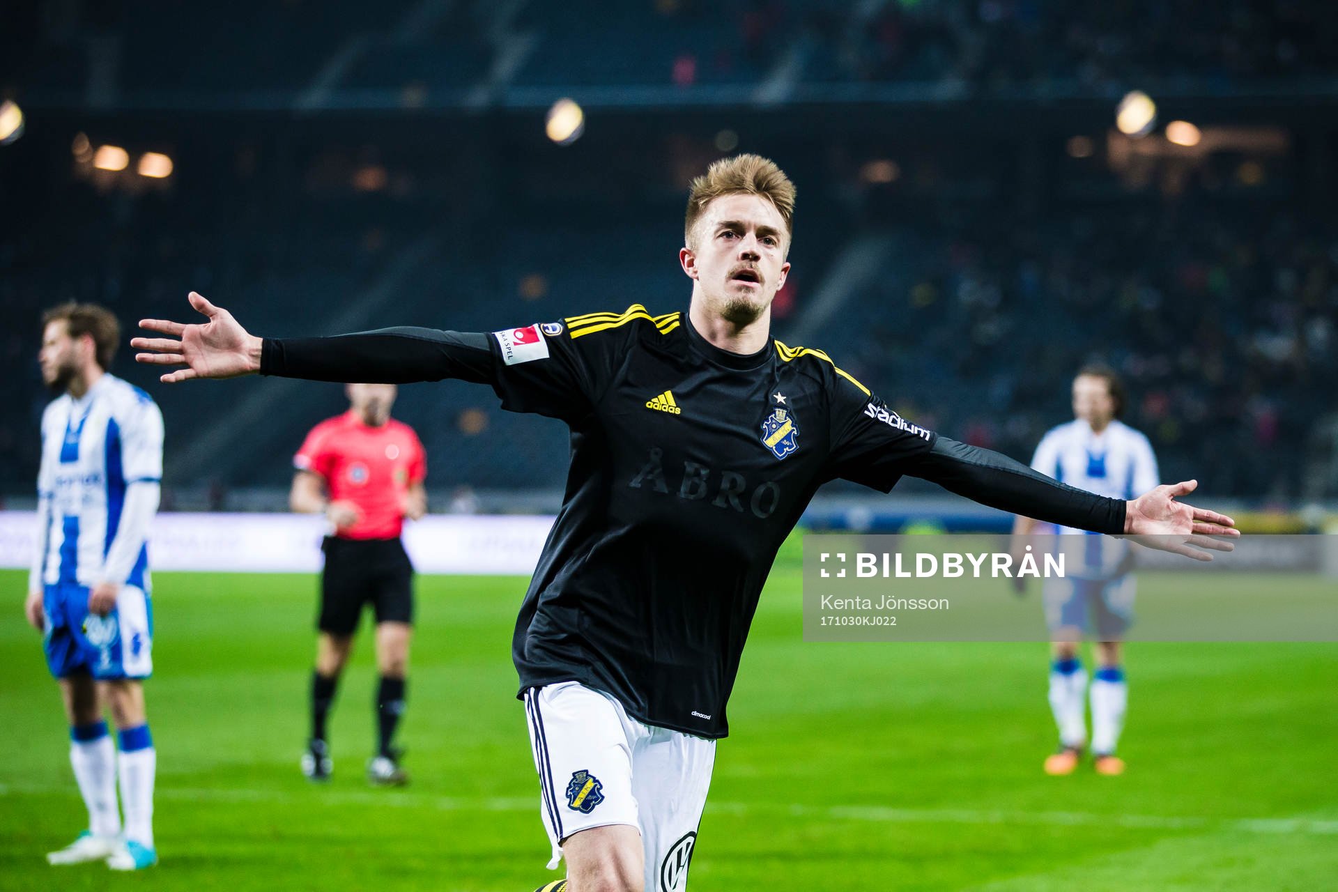 s Rasmus Lindkvist jublar