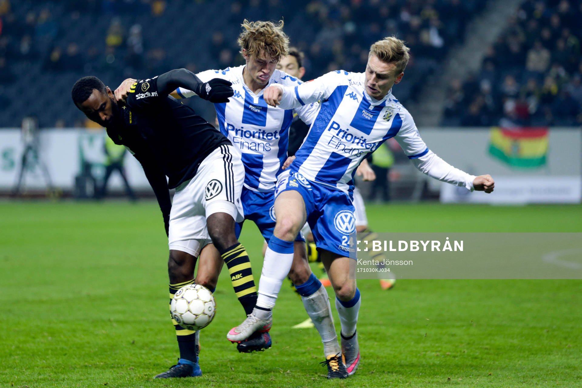 AIK:s Henok Goitom och IFK Göteborgs Thomas Rogne och Sebastian Ohlsson under fotbollsmatchen i Allsvenskan mellan AIK och IFK Göteborg den 30 oktober 2017 i Stockholm.