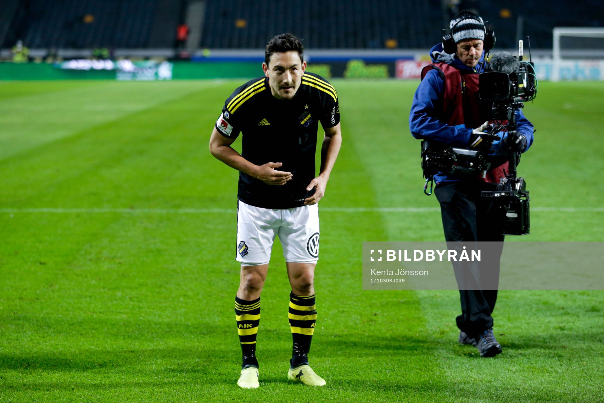 s Stefan Ishizaki tackar publiken