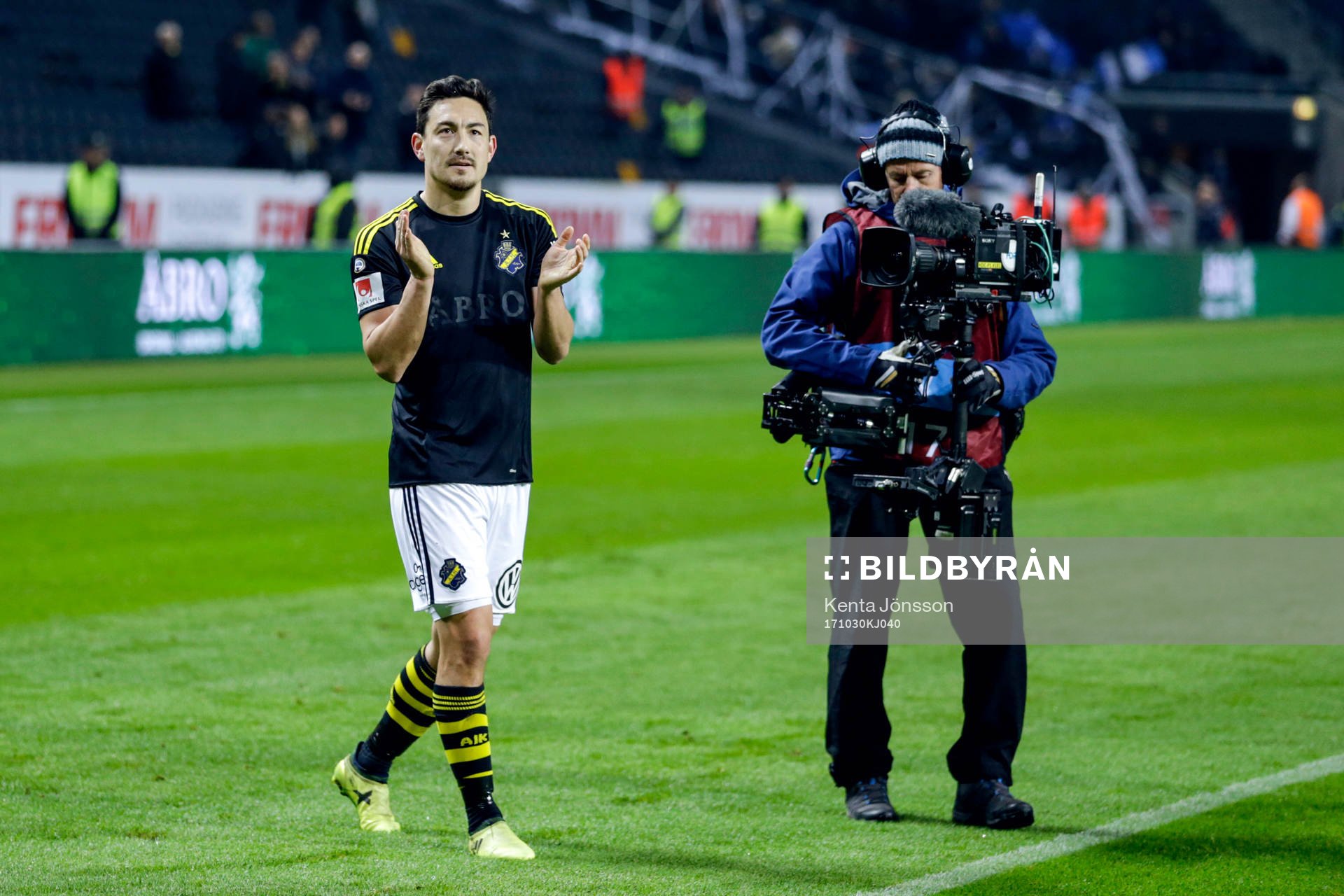 s Stefan Ishizaki tackar publiken