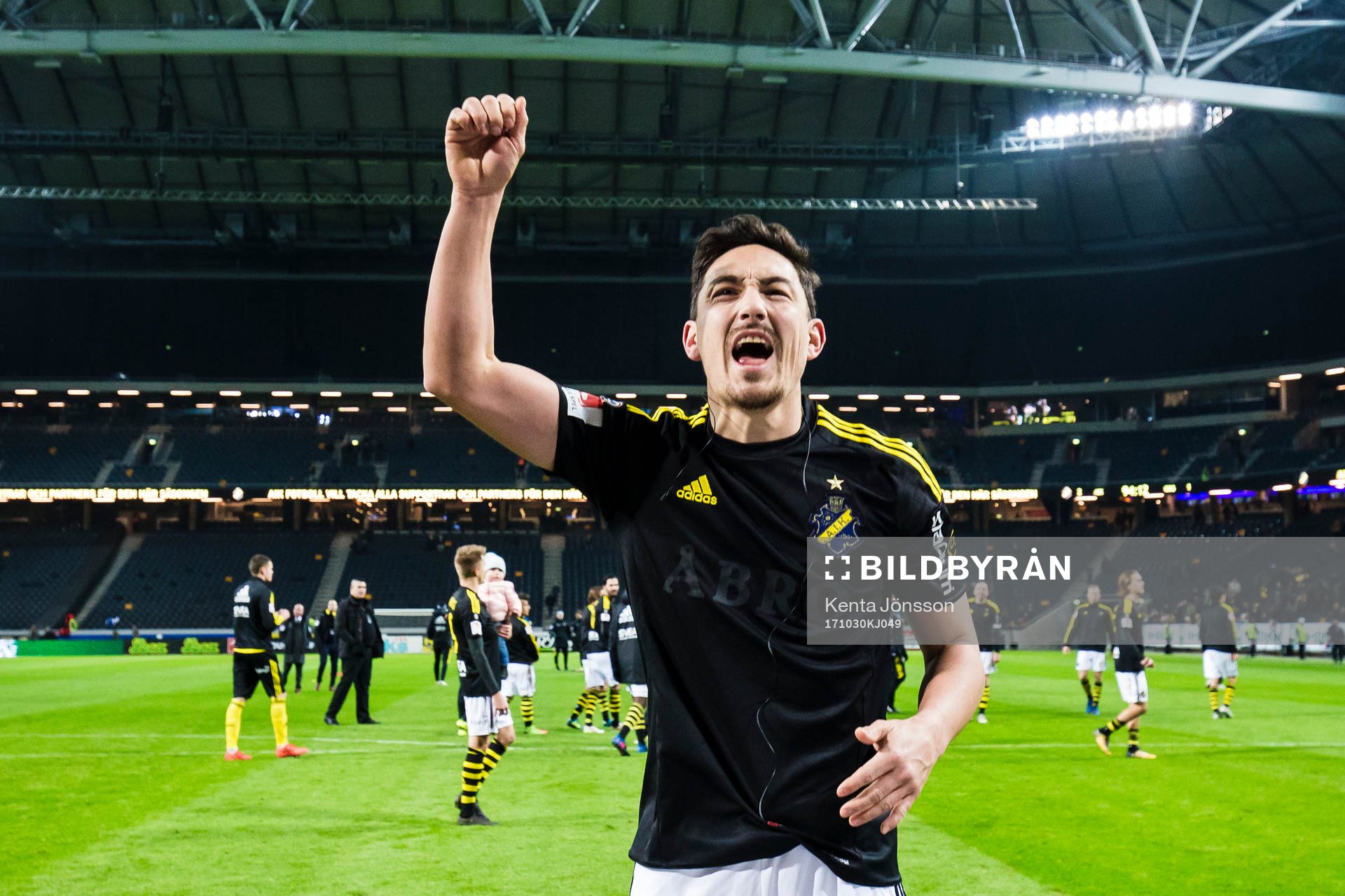 AIK:s Stefan Ishizaki jublar efter fotbollsmatchen i Allsvenskan mellan AIK och IFK Göteborg den 30 Oktober 2017 i Stockholm. 