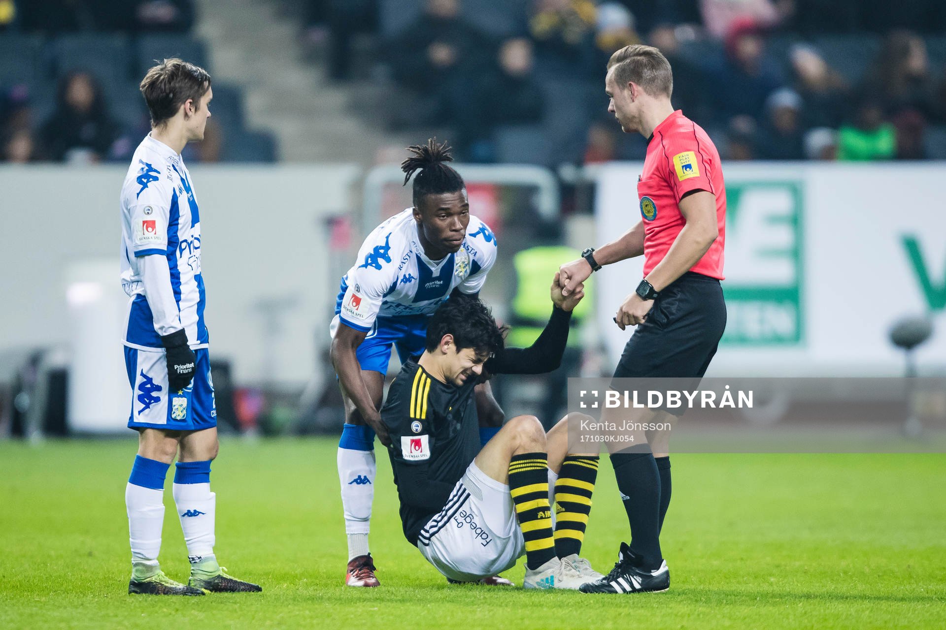 s Jesper Nyholm har skadat sig och hjälps uppe IFK