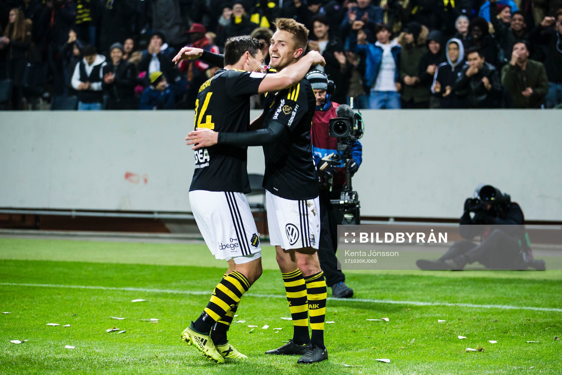 AIK:s Rasmus Lindkvist jublar med Stefan Ishizaki efter 2-0 under fotbollsmatchen i Allsvenskan mellan AIK och IFK Göteborg den 30 Oktober 2017 i Stockholm.