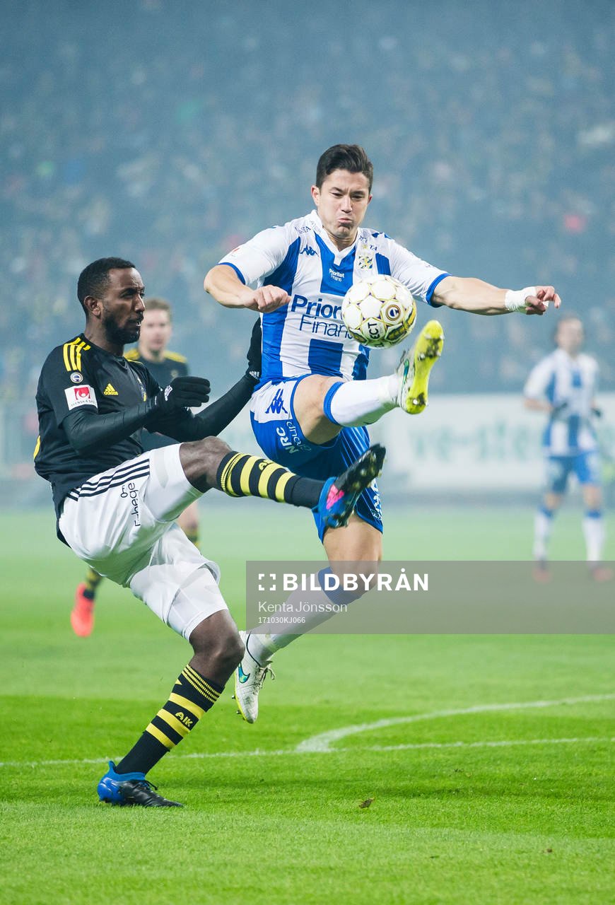 IFK Göteborgs David Boo Wiklander och Sam Adekugbe i kamp om bollen med AIK:s Henok Goitom under fotbollsmatchen i Allsvenskan mellan AIK och IFK Göteborg den 30 Oktober 2017 i Stockholm. 