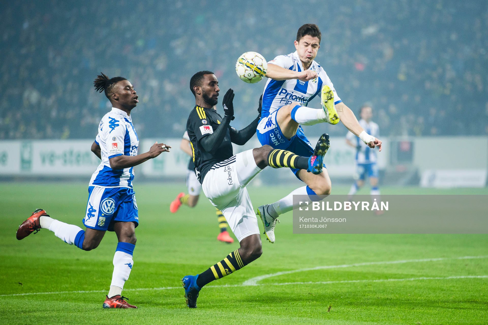 IFK Göteborgs David Boo Wiklander och Sam Adekugbe i kamp