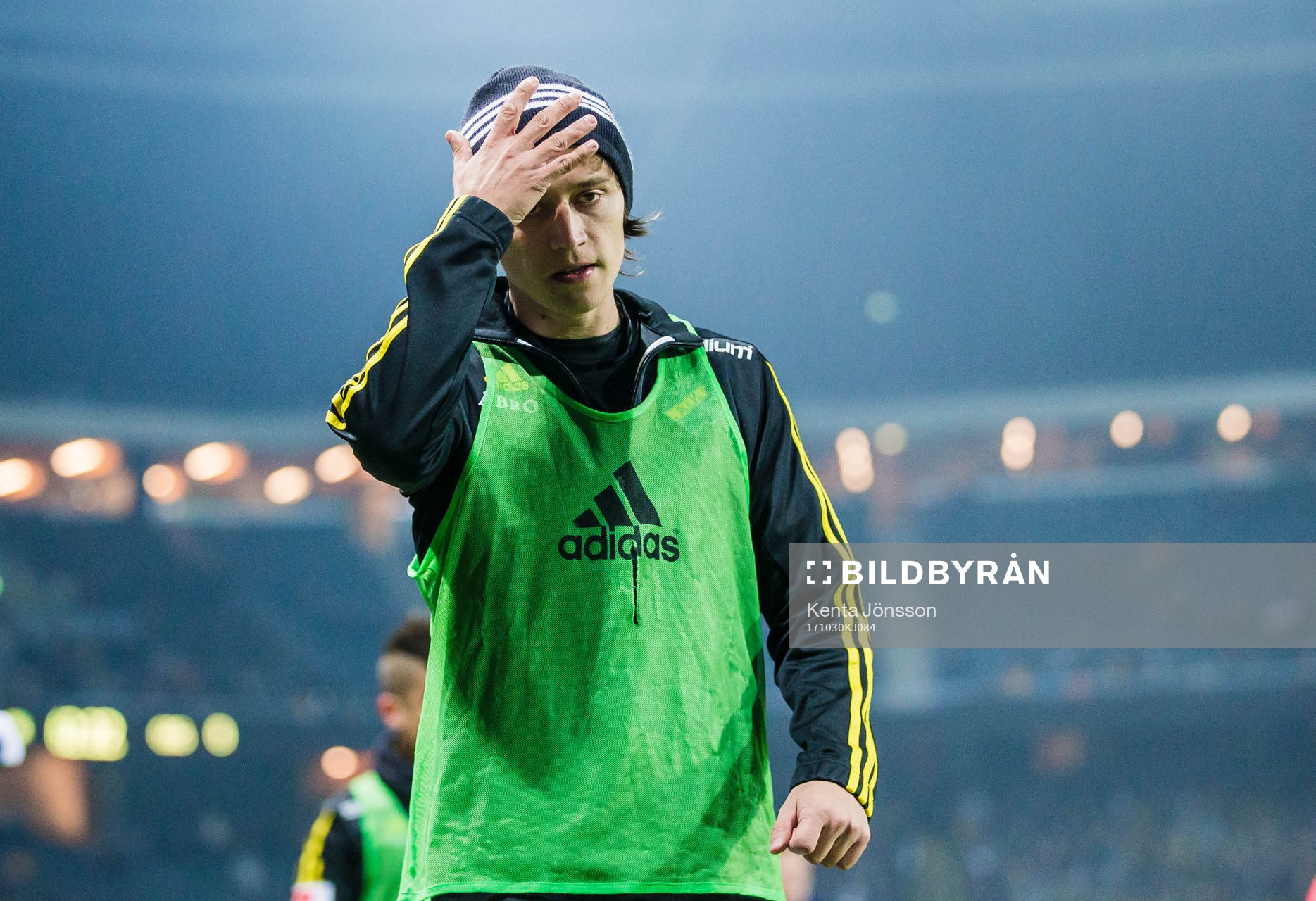 s Simon Thern deppar vid sidan av planen