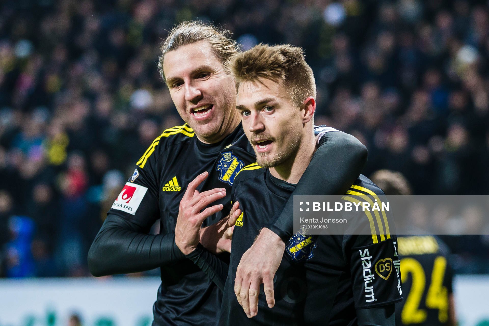 AIK:s Rasmus Lindkvist, med Daniel Sundgren initialer på armen, jublar med Nils-Eric Johansson efter 2-0 under fotbollsmatchen i Allsvenskan mellan AIK och IFK Göteborg den 30 Oktober 2017 i Stockholm.
