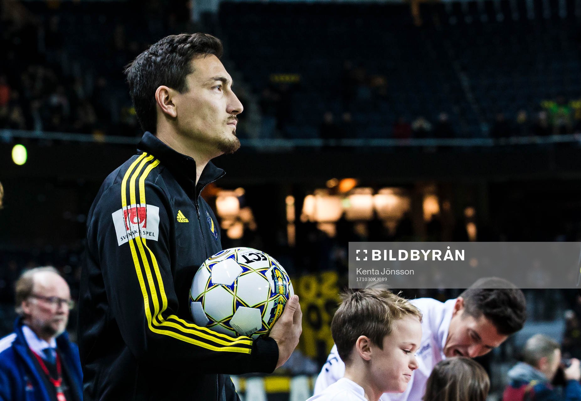 s Stefan Ishizaki vid inmarschen innan fotbollsmatchen i