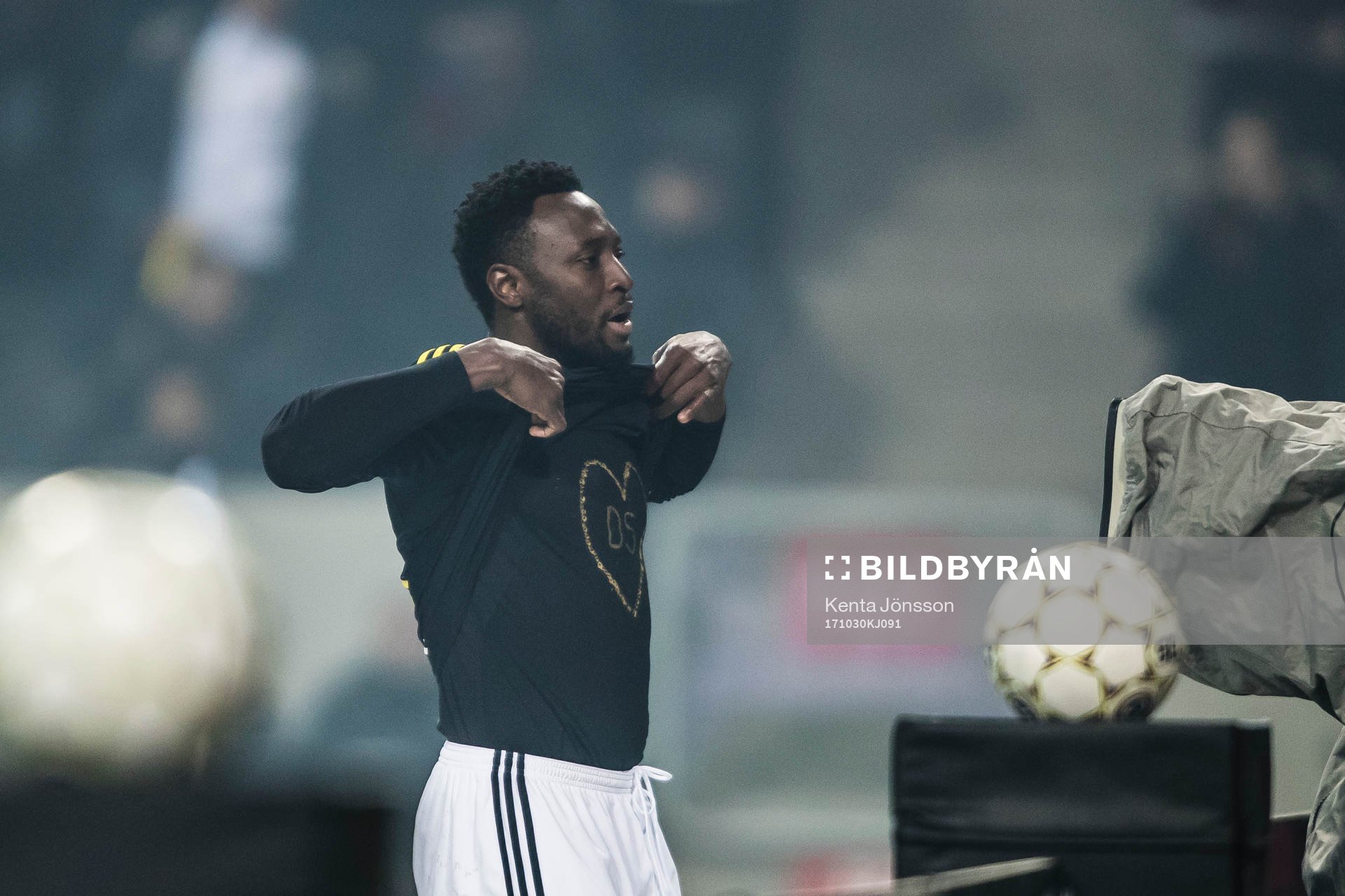 s Chinedu Obasi jublar och visar en en tshirt tillägnad