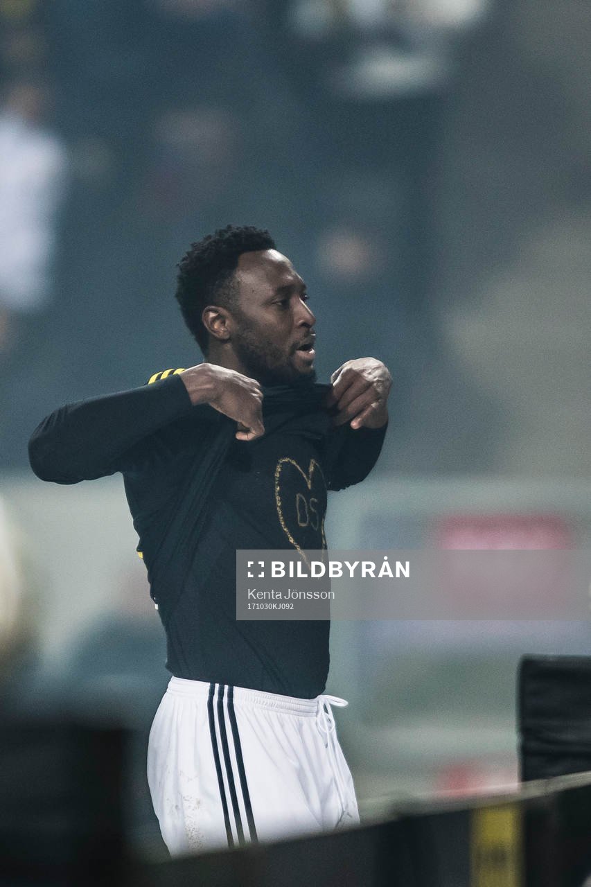 s Chinedu Obasi jublar och visar en en tshirt tillägnad