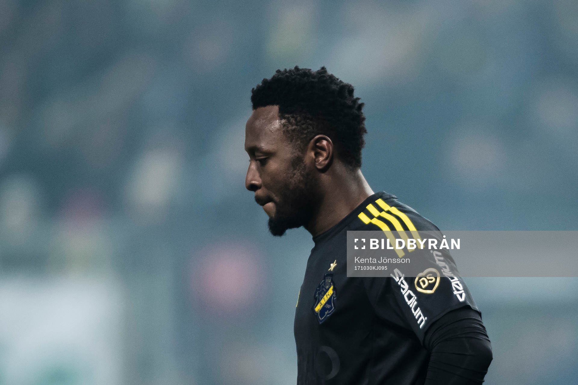 s Chinedu Ogbuke Obasi med Daniel Sundgrens initialer på