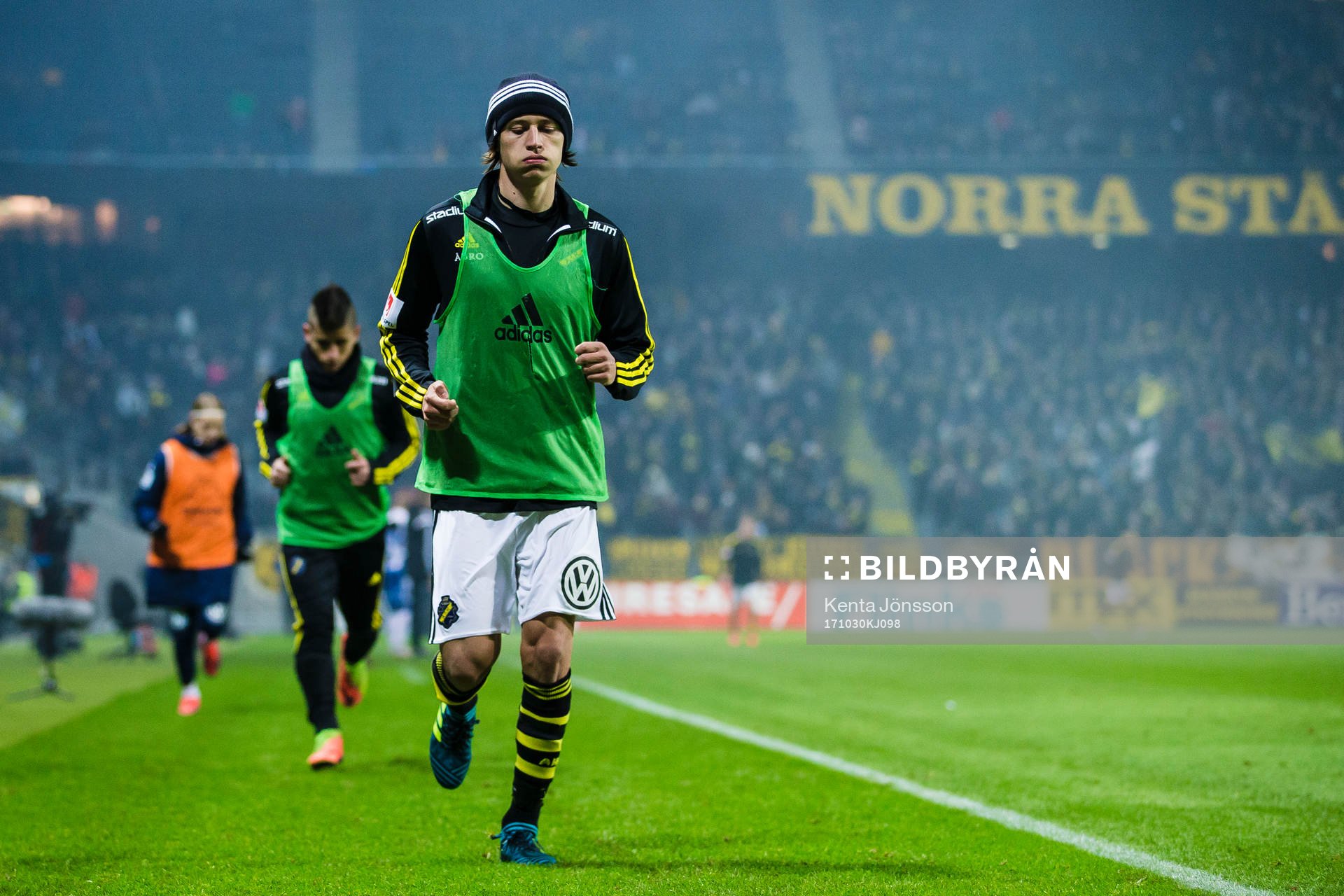 s Simon Thern värmer upp vid sidan av planen