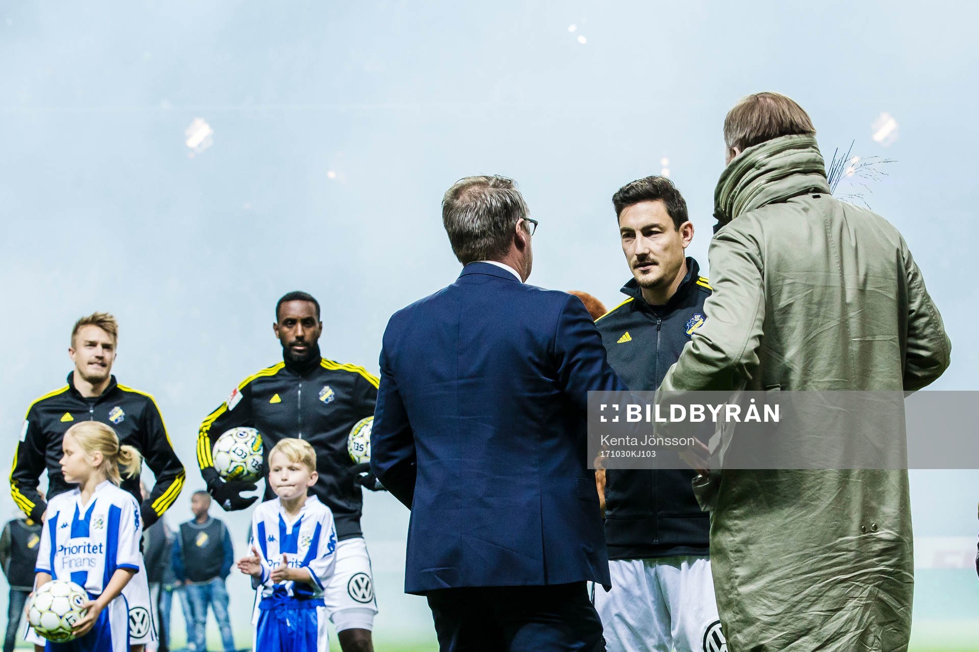 s Stefan Ishizaki med AIK:s VD Mikael Ahlerup innan