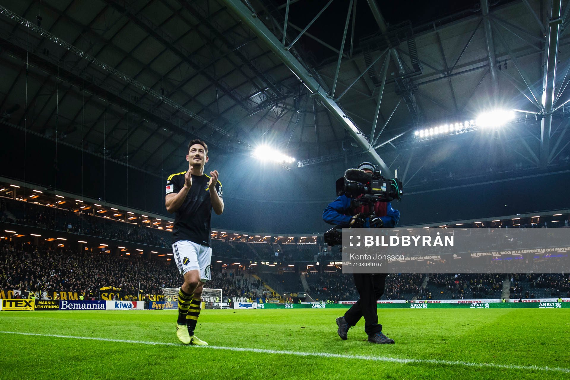 AIK:s Stefan Ishizaki applåderar publiken efter fotbollsmatchen i Allsvenskan mellan AIK och IFK Göteborg den 30 Oktober 2017 i Stockholm. 