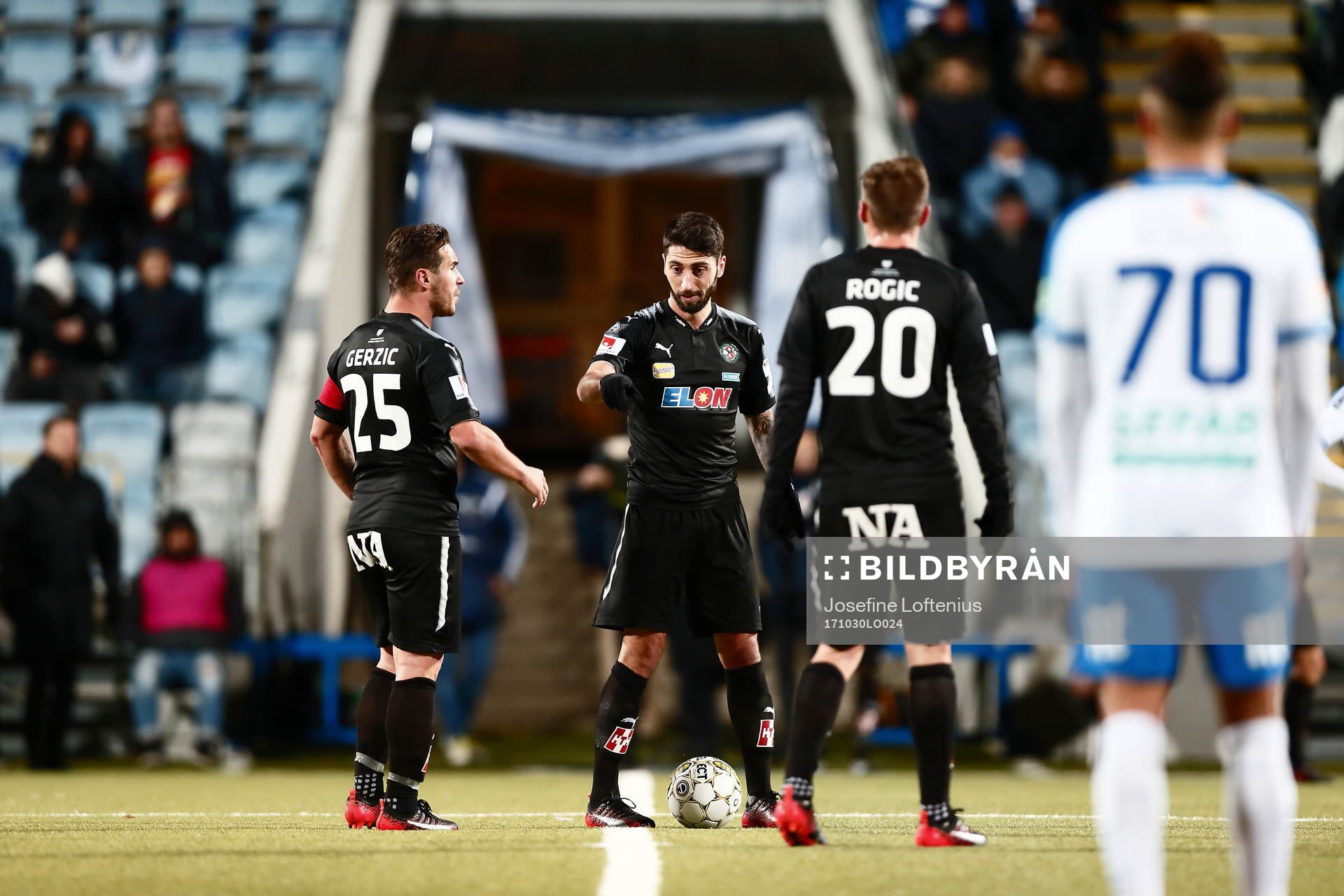 Örebros Nordin Gerzic och Filip Rogic strax innan avspark