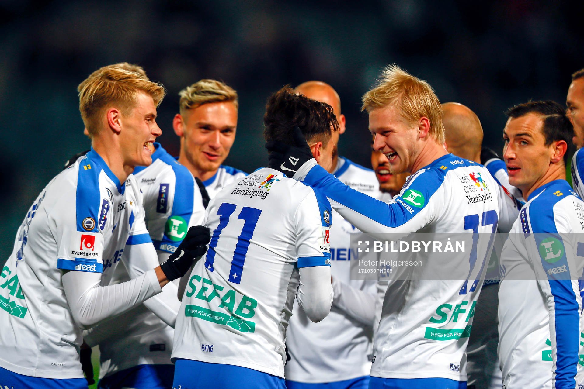 Norrköpings David Moberg Karlsson jublar med lagkamrater efter 1-0 under fotbollsmatchen i Allsvenskan mellan Norrköping och Örebro den 30 oktober 2017 i Norrköping.