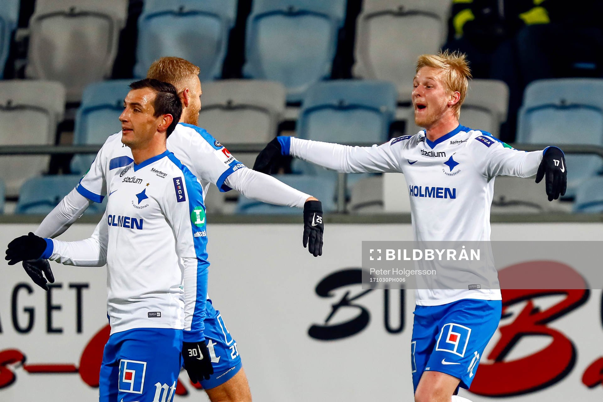 Norrköpings Karl Holmberg jublar med lagkamrater