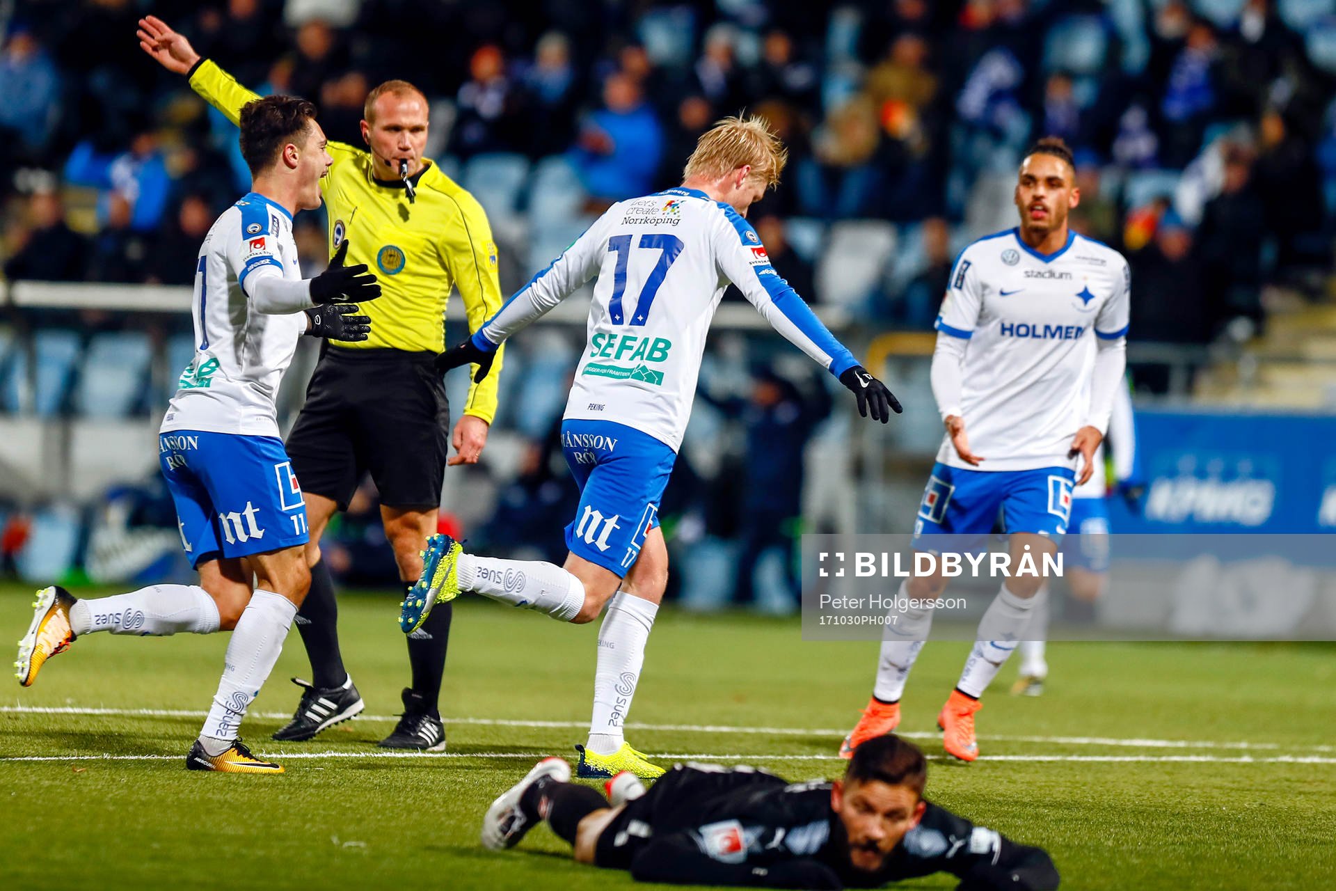 Norrköpings Karl Holmberg jublar med lagkamrater