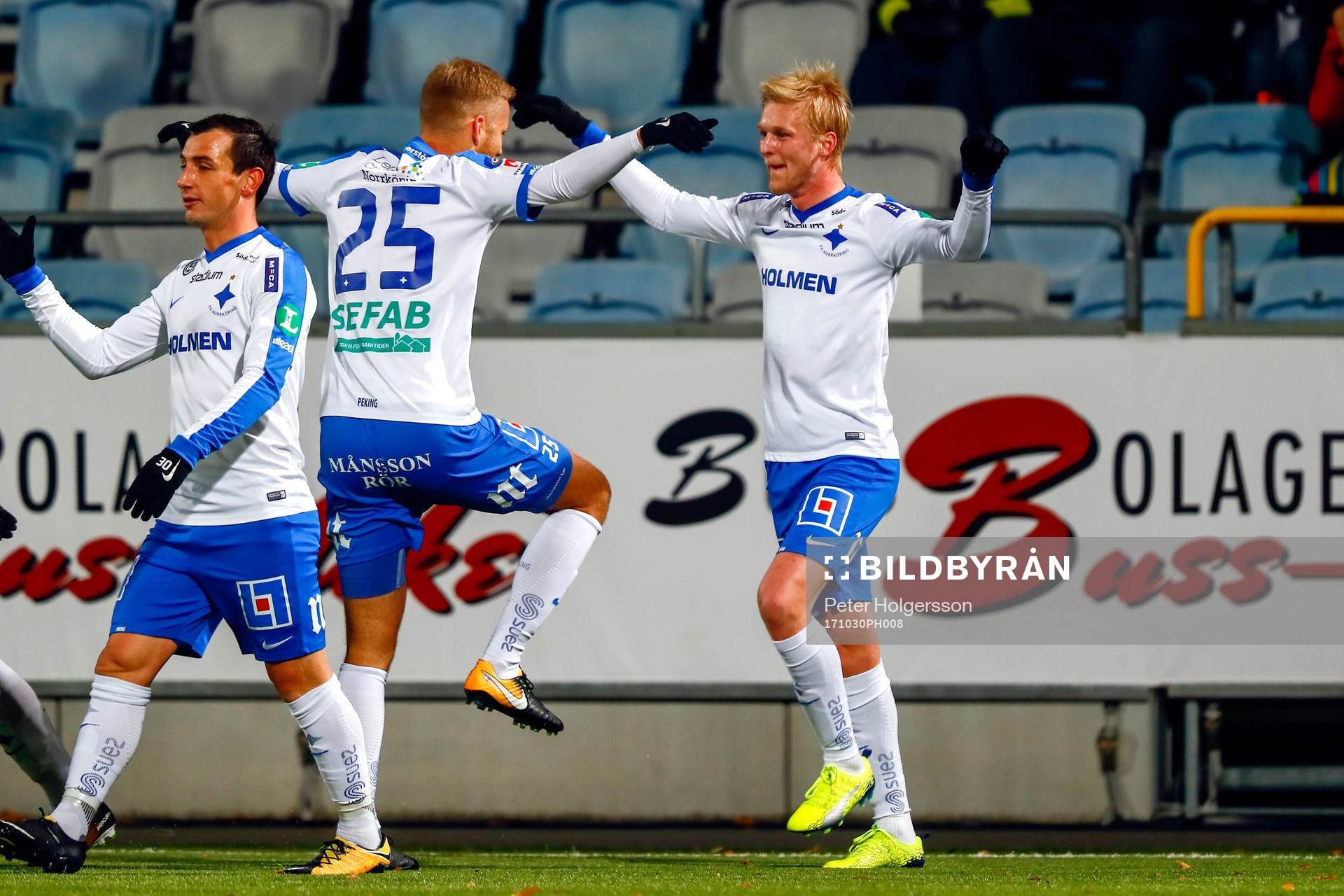 Norrköpings Karl Holmberg jublar med lagkamrater
