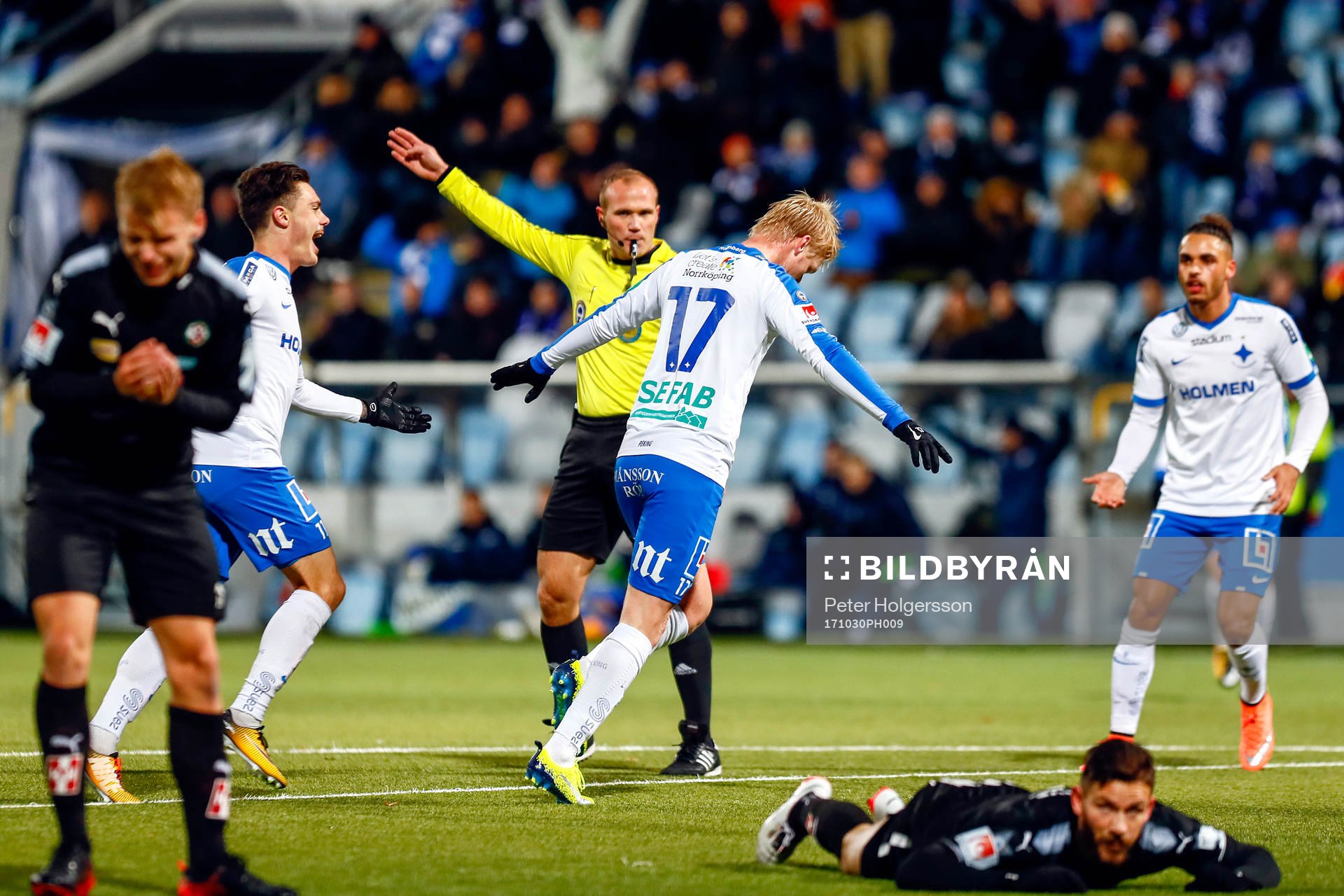 Norrköpings Karl Holmberg jublar med lagkamrater