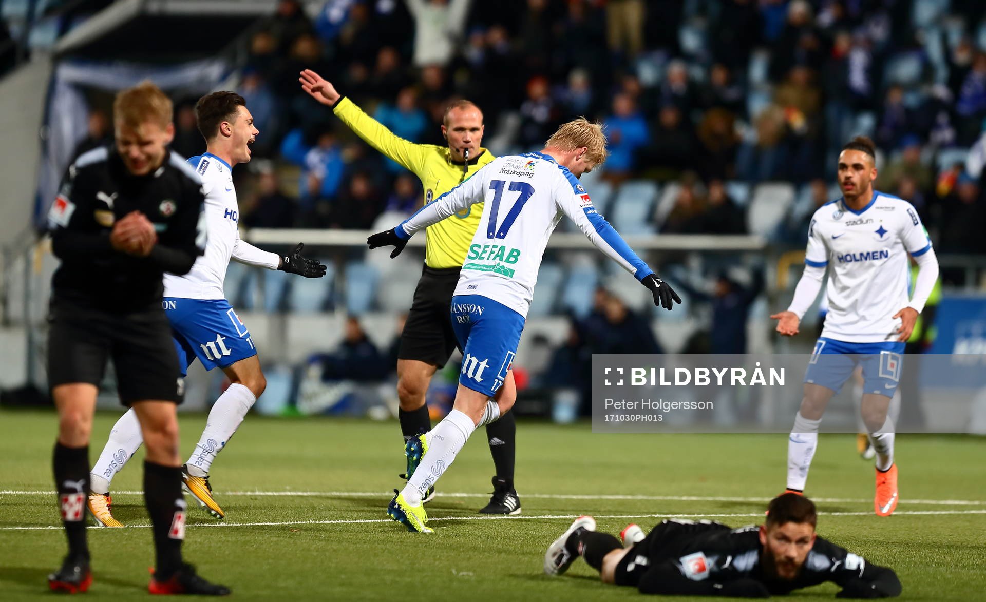 Norrköpings Kalle Holmberg jublar och Örebros spelare