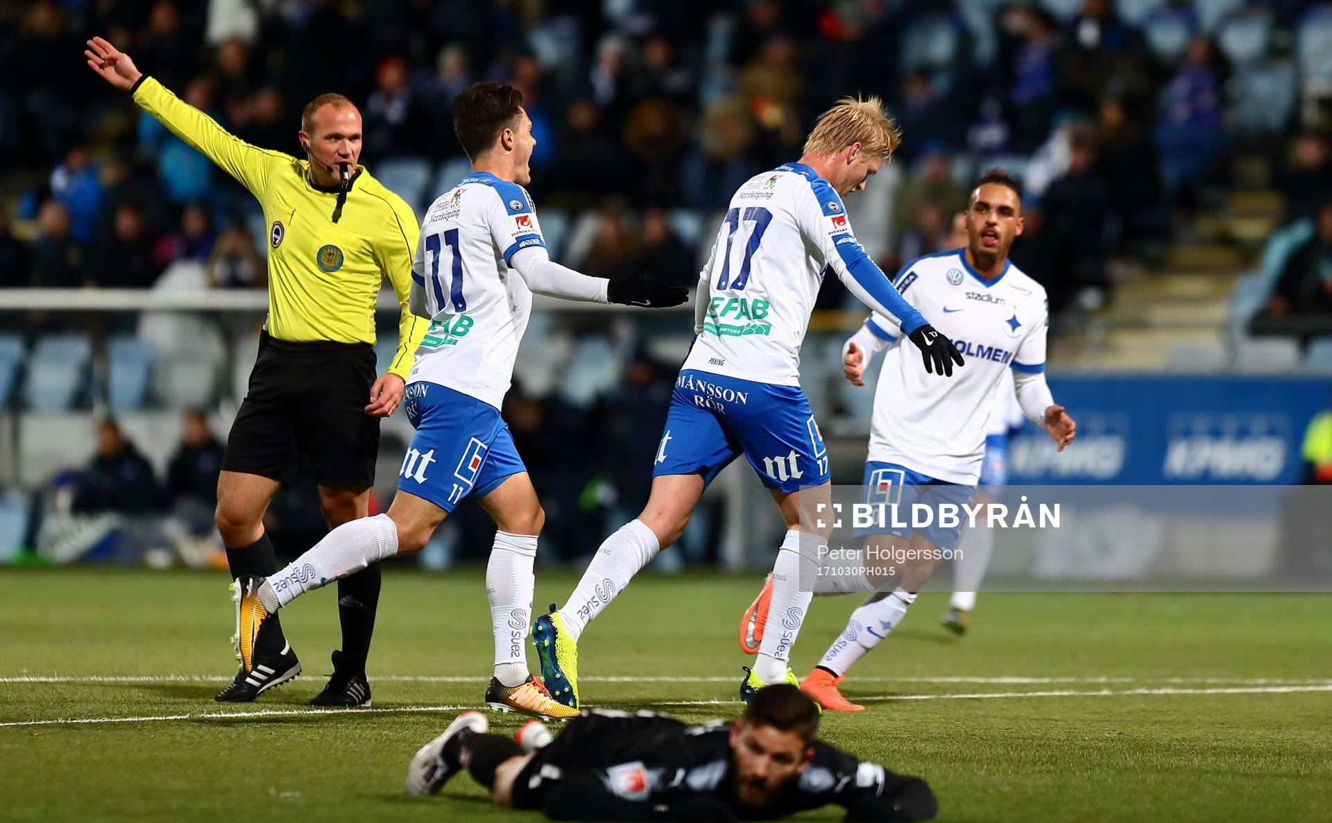 Norrköpings Kalle Holmberg jublar och Örebros spelare