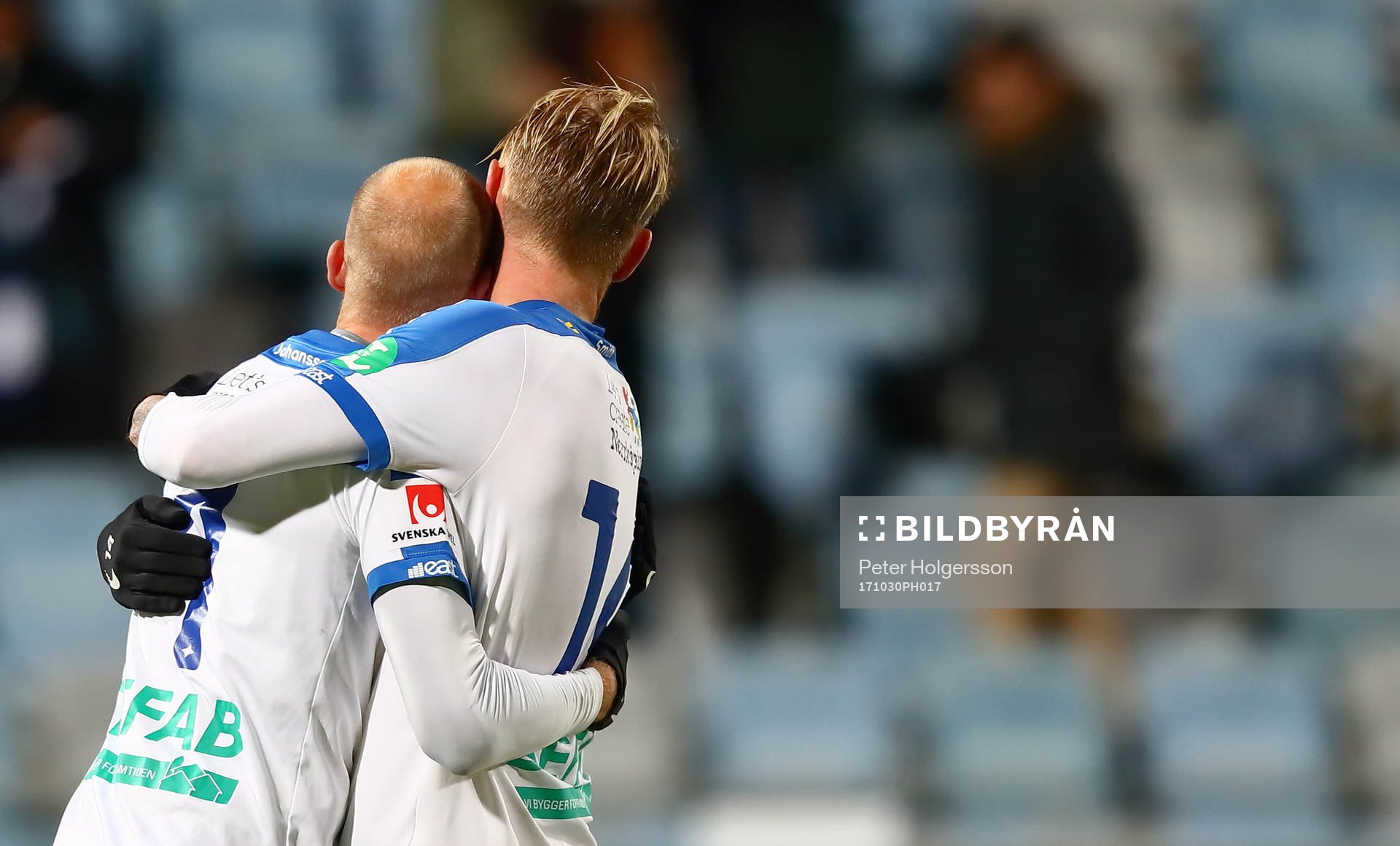 Norrköpings Andreas Johansson och Eric Smith jublar under fotbollsmatchen i Allsvenskan mellan Norrköping och Örebro den 30 oktober 2017 i Norrköping.