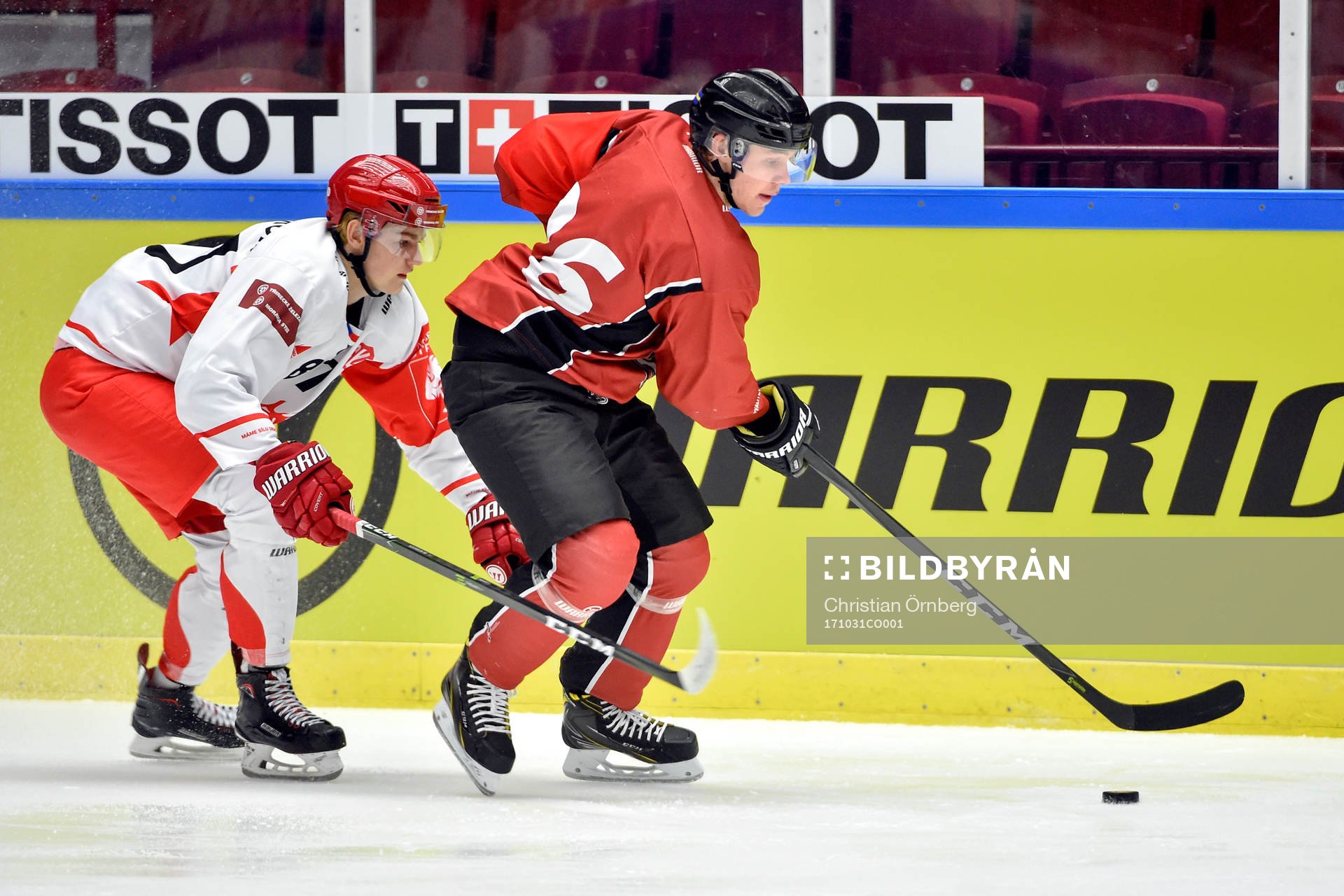 Axel Wemmenblorn of Malmö Redhawks and Michal Kovarcik of