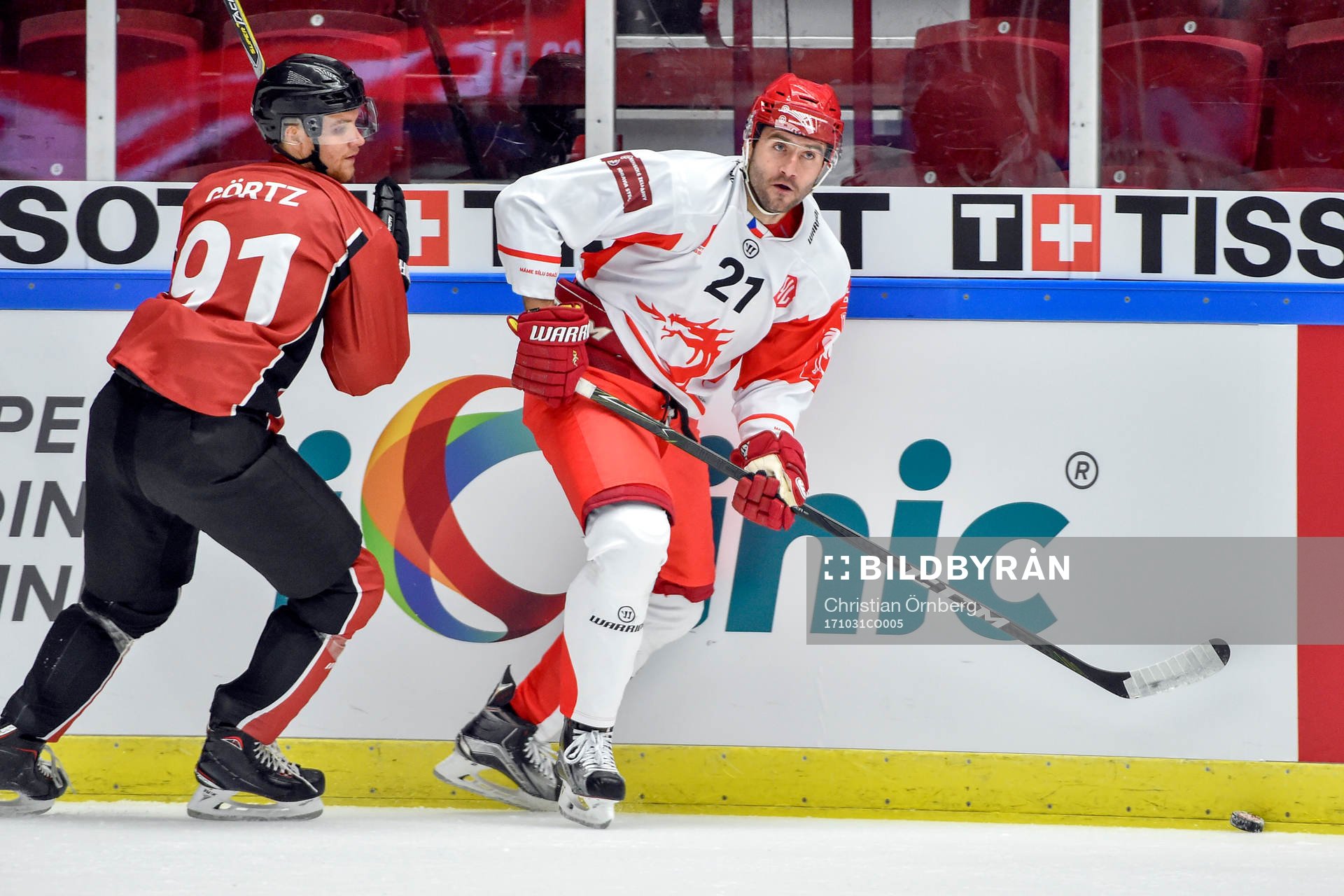 Max Görtz of Malmö Redhawks and Tomas Linhart of Ocelari