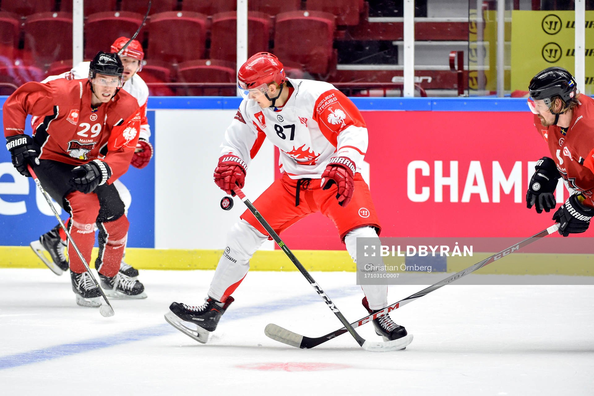 Oscar Eklind of Malmö Redhawks and Michal Kovarcik of