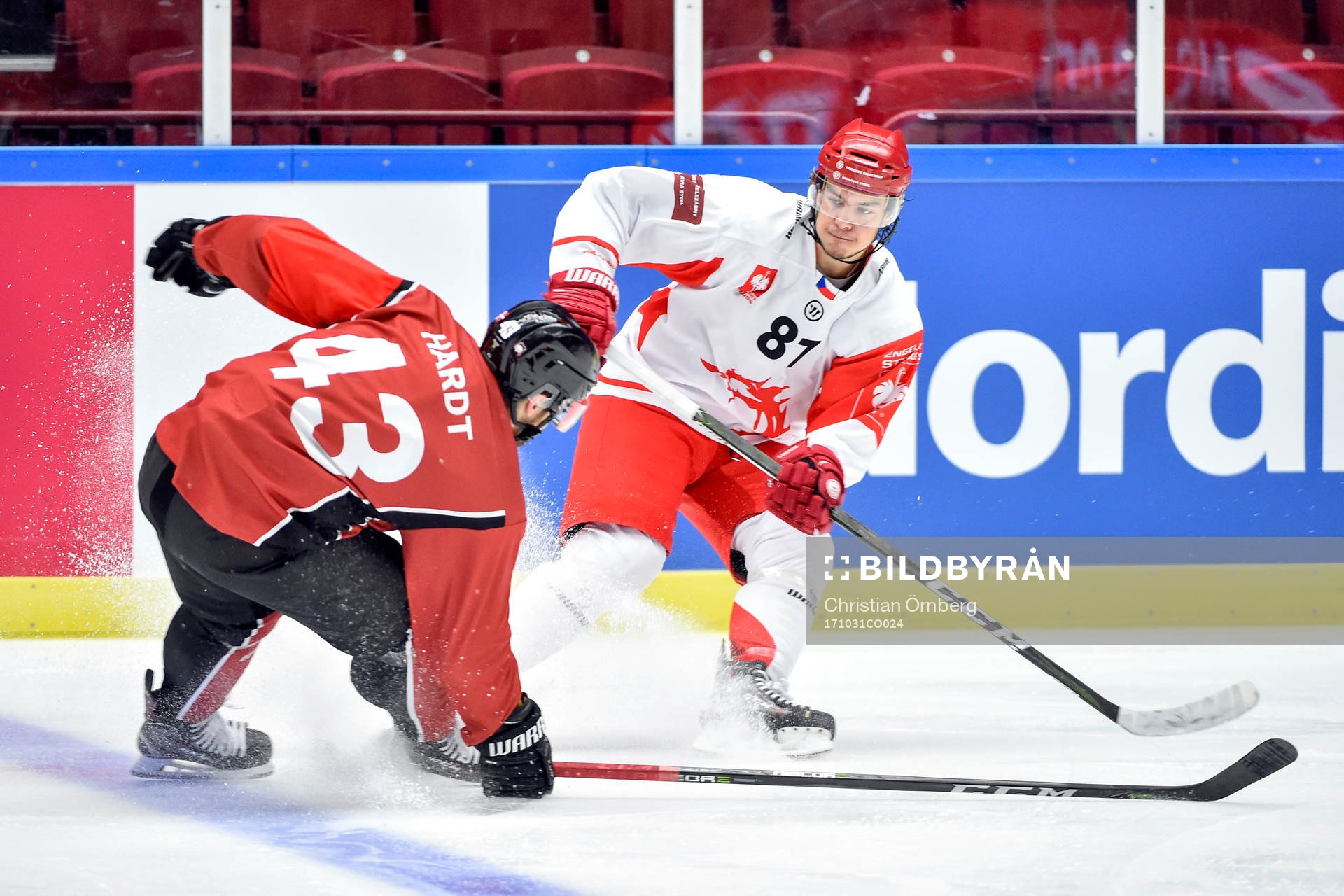 Nichlas Hardt of Malmö Redhawks and David Cienciala of
