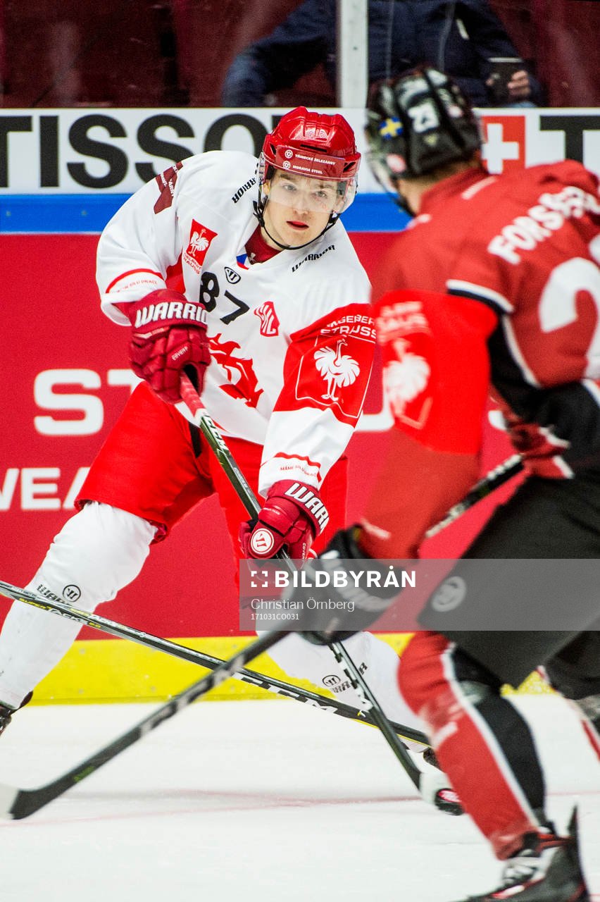 Michal Kovarcik of Ocelari Trinec and Christoffer Forsberg