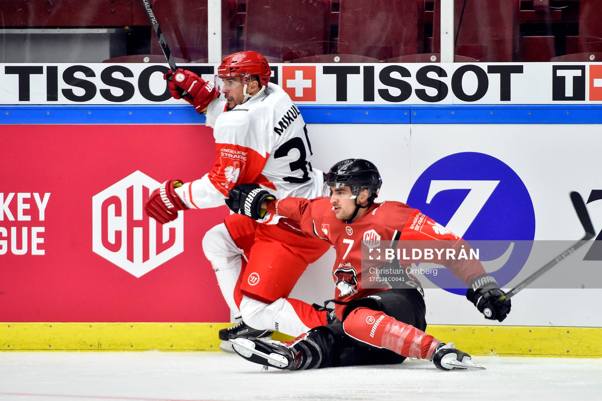 Milan Mikulík of Ocelari Trinec and Nils Andersson of